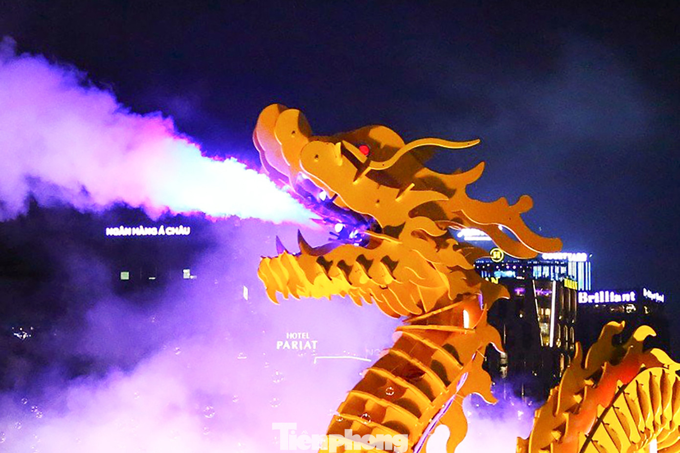 Hiệu ứng "phun lửa, phun nước" được tạo ra bởi hơi nước và hệ thống đèn đổi màu được lắp trong miệng rồng. Hiệu ứng phun nước được tạo ra bởi ánh đèn sáng trắng.