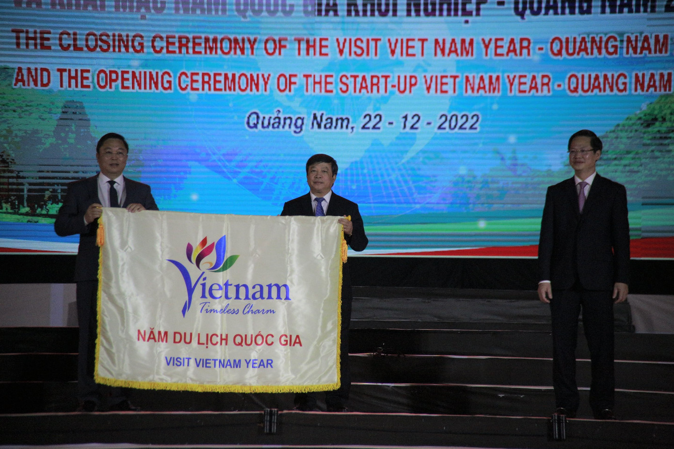 Bình Thuận nhận cờ đăng cai Năm Du lịch quốc gia 2023 với chủ đề “Bình Thuận - Hội tụ xanh".