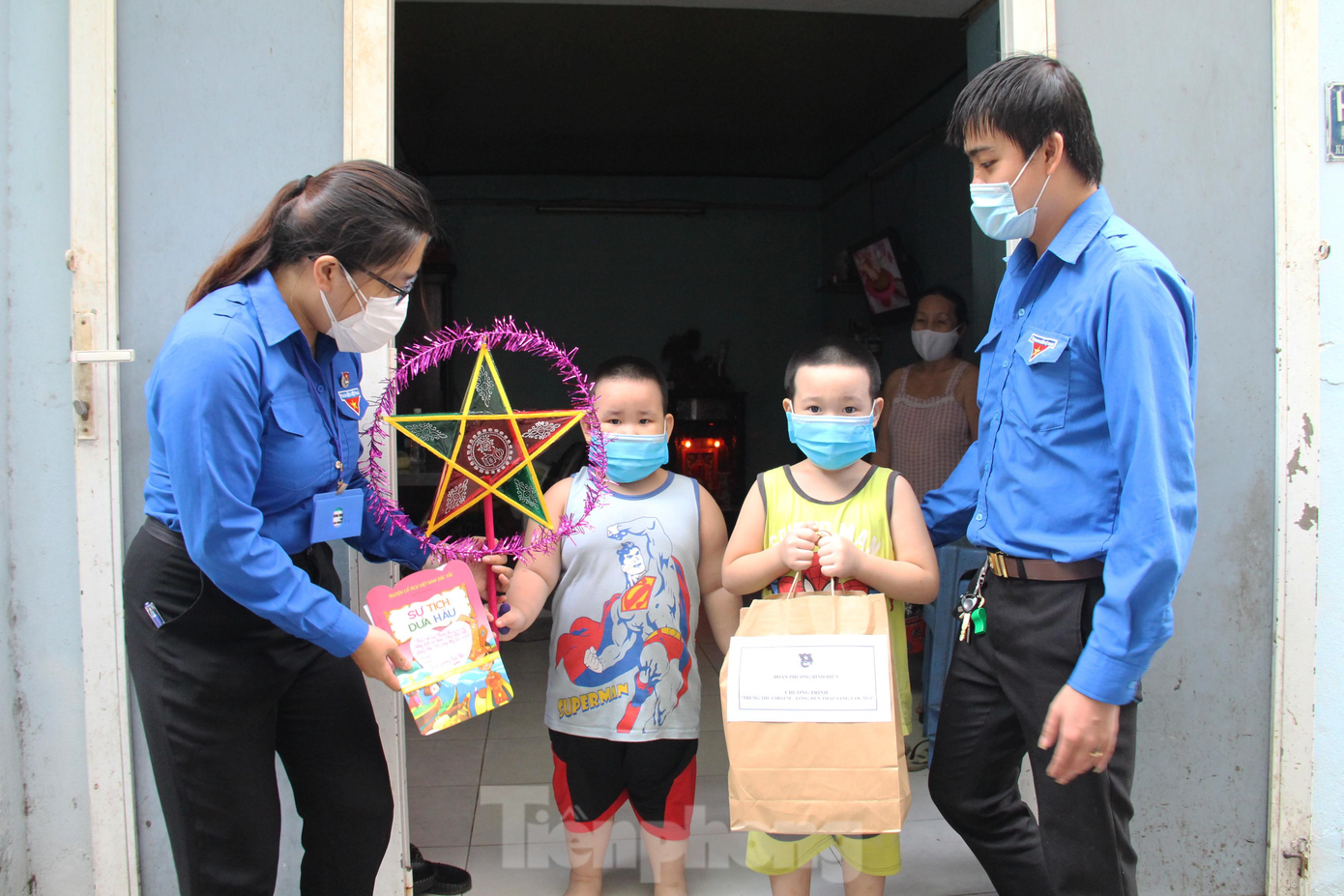 Theo chị Phùng Thanh Thảo, Bí thư Đoàn phường, dịp này, đơn vị tổ chức trao 55 suất quà cho các em nhỏ. &quot;Dù điều kiện dịch bệnh nhưng chúng tôi vẫn cố gắng chuẩn bị những phần quà có đầy đủ đèn ông sao, bánh trung thu... để mang đến cho các em không khí vui tươi, đầm ấm của Tết thiếu nhi&quot;, chị Thảo nói.