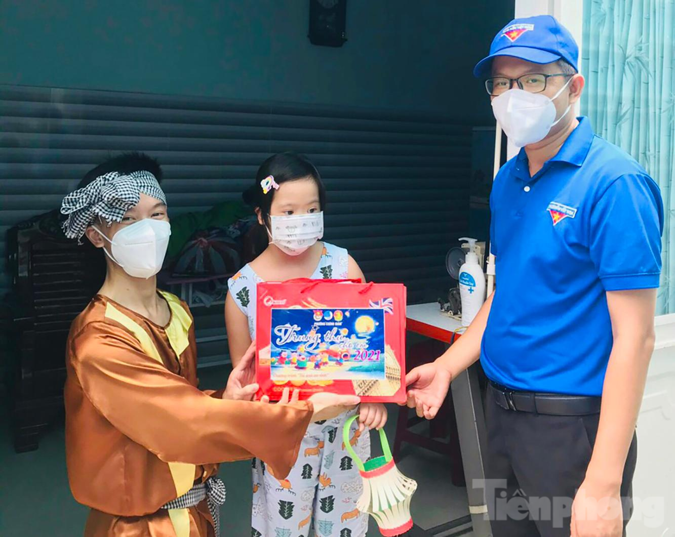 Theo anh Lê Trình, Bí thư Đoàn phường Chính Gián, đợt này, đơn vị tổ chức đội shipper yêu thương để trung thu trao quà cho các em thiếu nhi. &quot;Đội gồm 15 thành viên, trao quà cho 130 em thiếu nhi có hoàn cảnh khó khăn trên địa bàn phường. Vì dịch bệnh nên chúng tôi không thể tổ chức múa lân, văn nghệ để trao quà. Các bạn trong đội đã mặc trang phục chú Cuội để có thể mang chút không khí Trung thu đến cho các em&quot;, anh Trình cho hay.