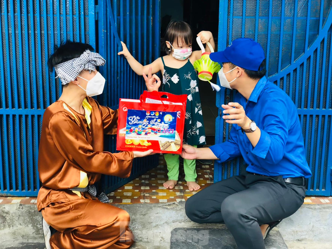 Đều đặn mỗi buổi sáng, Võ Xuân Thân (Đoàn phường Chính Gián, bên trái) thay bộ đồ chú Cuội, cùng các thành viên trong đội shipper đi trao quà trung thu cho các em thiếu nhi. Phần quà gồm sữa, bánh trung thu, kẹo, phô mai... cùng một chiếc đèn lồng trung thu do một gia đình trên địa bàn phường tự làm và gửi tặng.