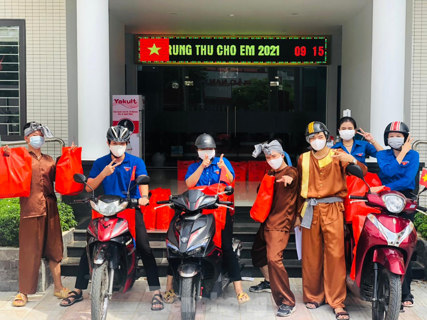 Những ngày này, các chú Cuội &quot;áo xanh&quot; của đội shipper yêu thương Đoàn phường Chính Gián (quận Thanh Khê, Đà Nẵng) tất bật mang quà trung thu cho các em thiếu nhi có hoàn cảnh khó khăn trên địa bàn.