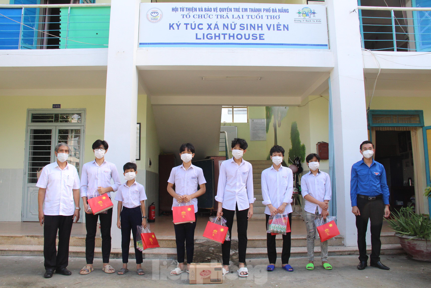 &quot;Từ ngày 16/9 đến 21/9/2021, các cơ sở đơn vị trực thuộc Thành Đoàn cũng tổ chức nhiều hoạt động nhân dịp Tết Trung thu cho thiếu nhi, trao tặng 2.788 suất quà tổng trị giá 1,189 tỷ đồng. Các hoạt động được tổ chức đảm bảo yêu cầu giãn cách phòng, chống dịch nhưng cũng mang lại không khí tươi vui, đầm ấm của Tết Trung thu đến với thiếu nhi thành phố&quot;, anh Nguyễn Bá Duân, Phó Bí thư Thành Đoàn Đà Nẵng, nói.