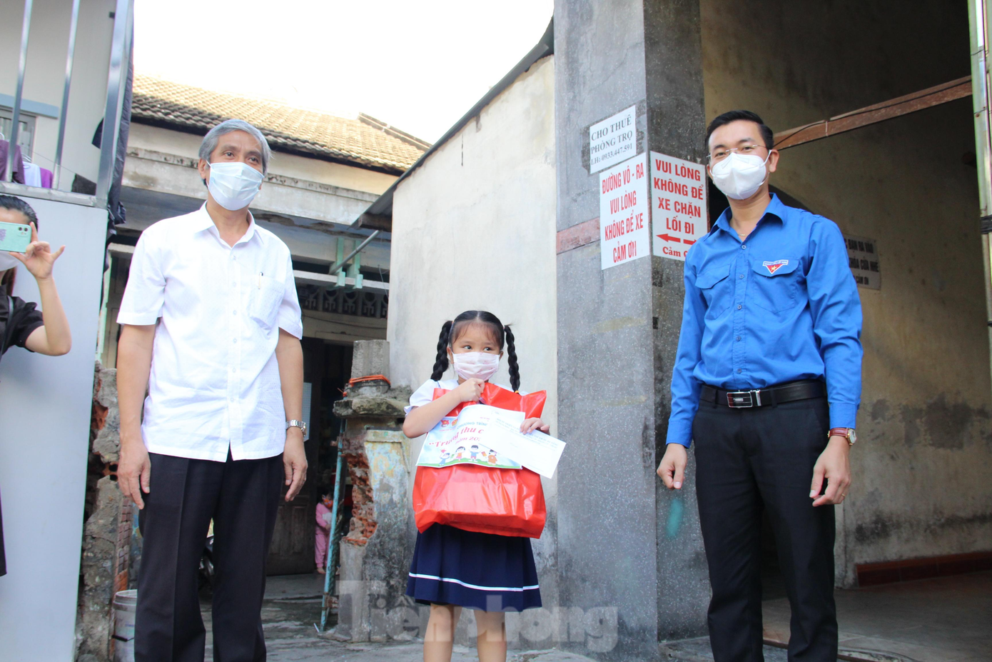 Trong sáng 20/9, Thành Đoàn Đà Nẵng phối hợp với Hội Từ thiện và Bảo vệ trẻ em TP Đà Nẵng tổ chức chương trình “Trung thu cho em”. Chương trình trao tặng 300 suất quà bao gồm kinh phí tiền mặt, khẩu trang, nước sát khuẩn, sữa… cho thiếu nhi với tổng trị giá 90 triệu đồng cho các em thiếu nhi đã điều trị COVID-19 có hoàn cảnh khó khăn, thiếu nhi là con em công nhân tại các khu công nghiệp, thiếu nhi có hoàn cảnh đặc biệt khó khăn...