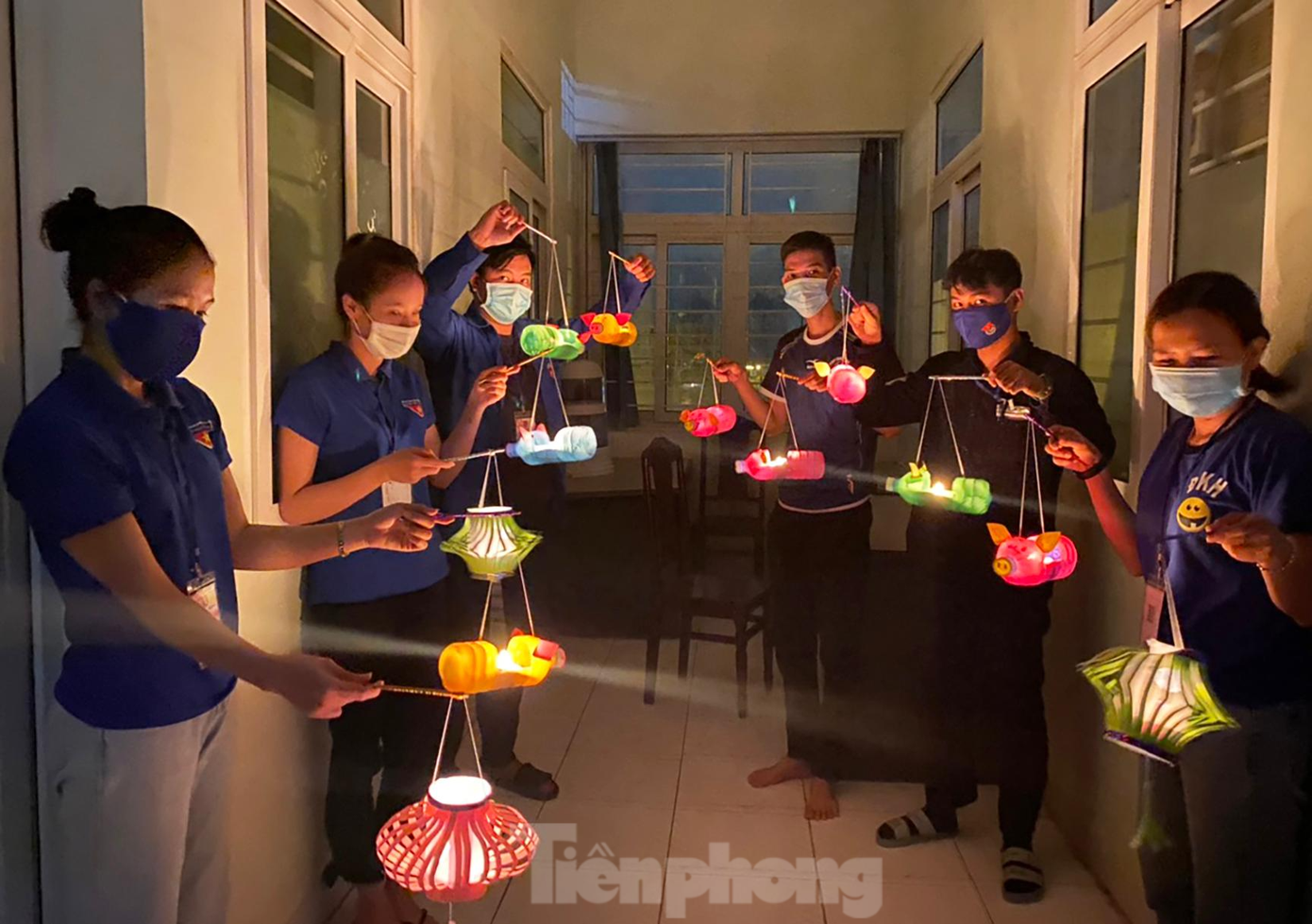 Anh Huỳnh Thanh Bình, Bí thư Quận đoàn Liên Chiểu, cho biết: &quot;Do tình hình dịch bệnh phức tạp, nên trung thu năm nay chúng tôi đi trao quà tận nhà cho các em. Mỗi suất quà gồm 1 chiếc lồng đèn và 400.000 đồng tiền mặt. Dịp này, Quận đoàn tặng quà cho 60 trẻ em có hoàn cảnh khó khăn tại làng Vân (phường Hoà Hiệp Nam)&quot;.