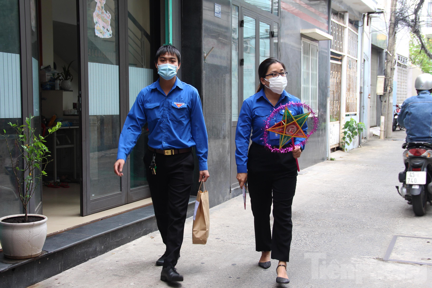 Cũng vì tình hình dịch bệnh, Đoàn phường Bình Hiên (quận Hải Châu) cũng tổ chức trao quà Trung thu đến tận nhà cho các em thiếu nhi có hoàn cảnh khó khăn, chịu ảnh hưởng bởi dịch bệnh COVID-19.