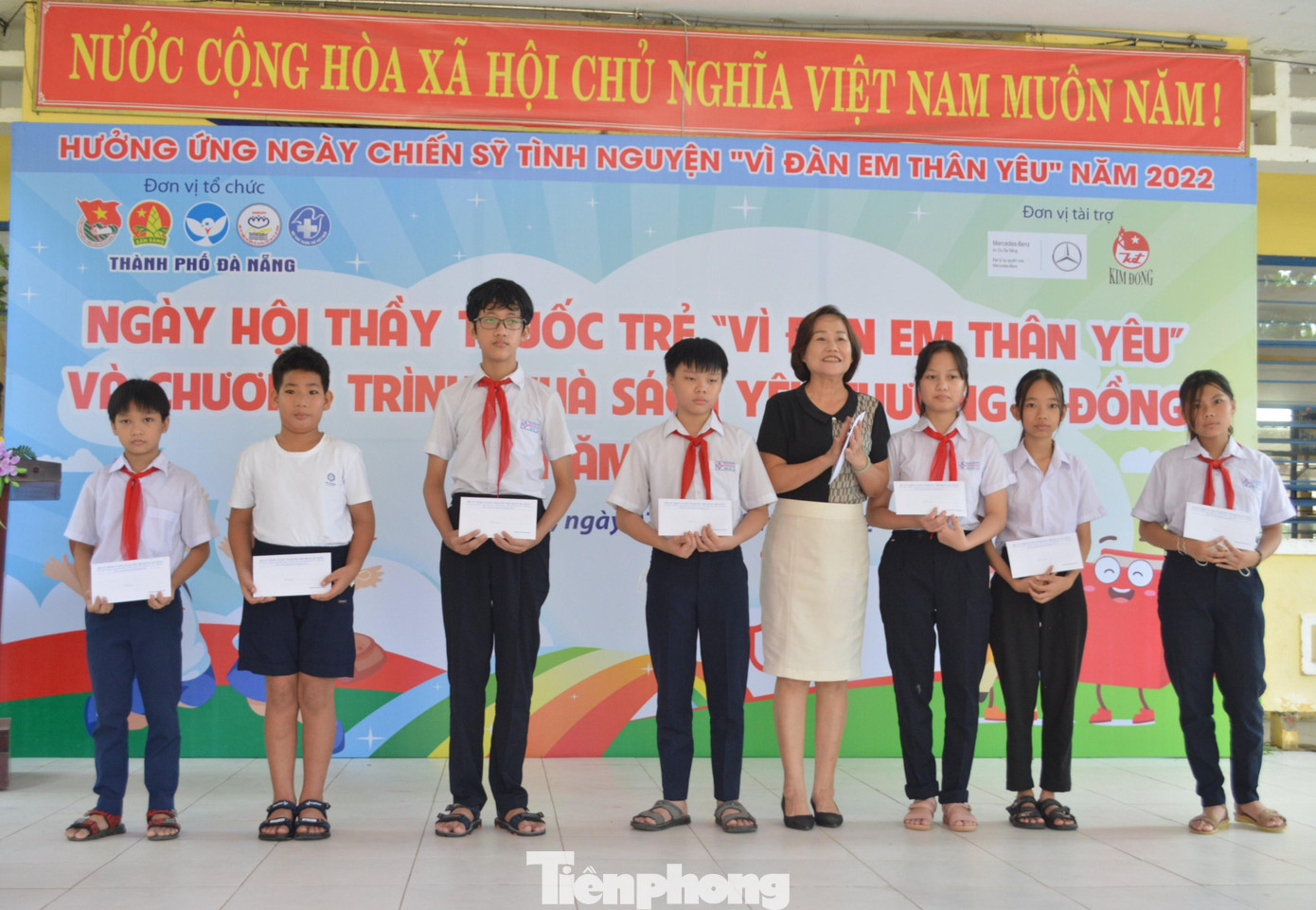 BTC trao học bổng cho 20 em có hoàn cảnh đặc biệt khó khăn BTC trao học bổng cho 20 em có hoàn cảnh đặc biệt khó khăn