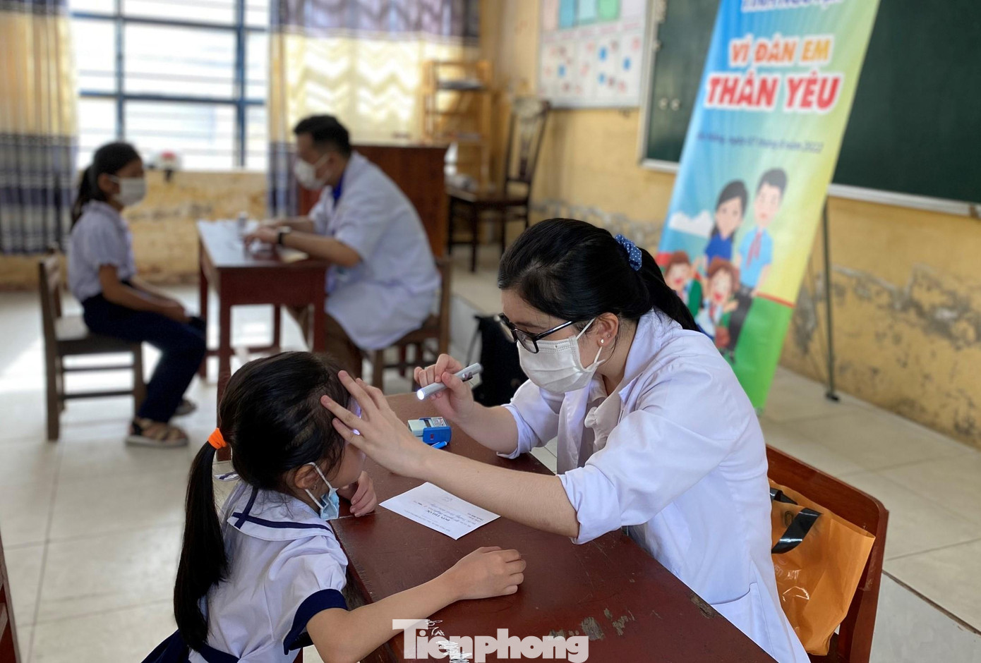 Các bác sĩ của Hội thầy thuốc trẻ TP Đà Nẵng khám mắt và khám răng miễn phí cho các em nhỏ Các bác sĩ của Hội thầy thuốc trẻ TP Đà Nẵng khám mắt và khám răng miễn phí cho các em nhỏ