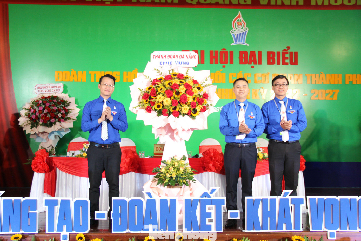 Anh Bùi Thiên Vỹ (thứ 2 từ phải sang) tái đắc cử Bí thư Đoàn khối các cơ quan TP Đà Nẵng khóa VIII, nhiệm kỳ 2022 - 2027