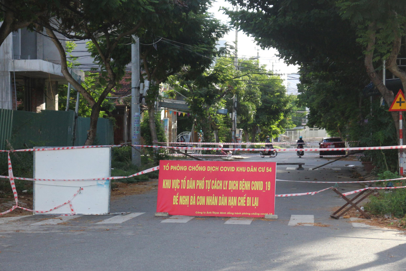 Các tổ phòng, chống COVID-19 cộng đồng cũng thiết lập các chốt kiểm soát để hạn chế người dân ra khỏi khu vực dân cư trong thời gian thiết lập cách ly y tế, đảm bảo yêu cầu phòng chống dịch. Các tổ phòng, chống COVID-19 cộng đồng cũng thiết lập các chốt kiểm soát để hạn chế người dân ra khỏi khu vực dân cư trong thời gian thiết lập cách ly y tế, đảm bảo yêu cầu phòng chống dịch.