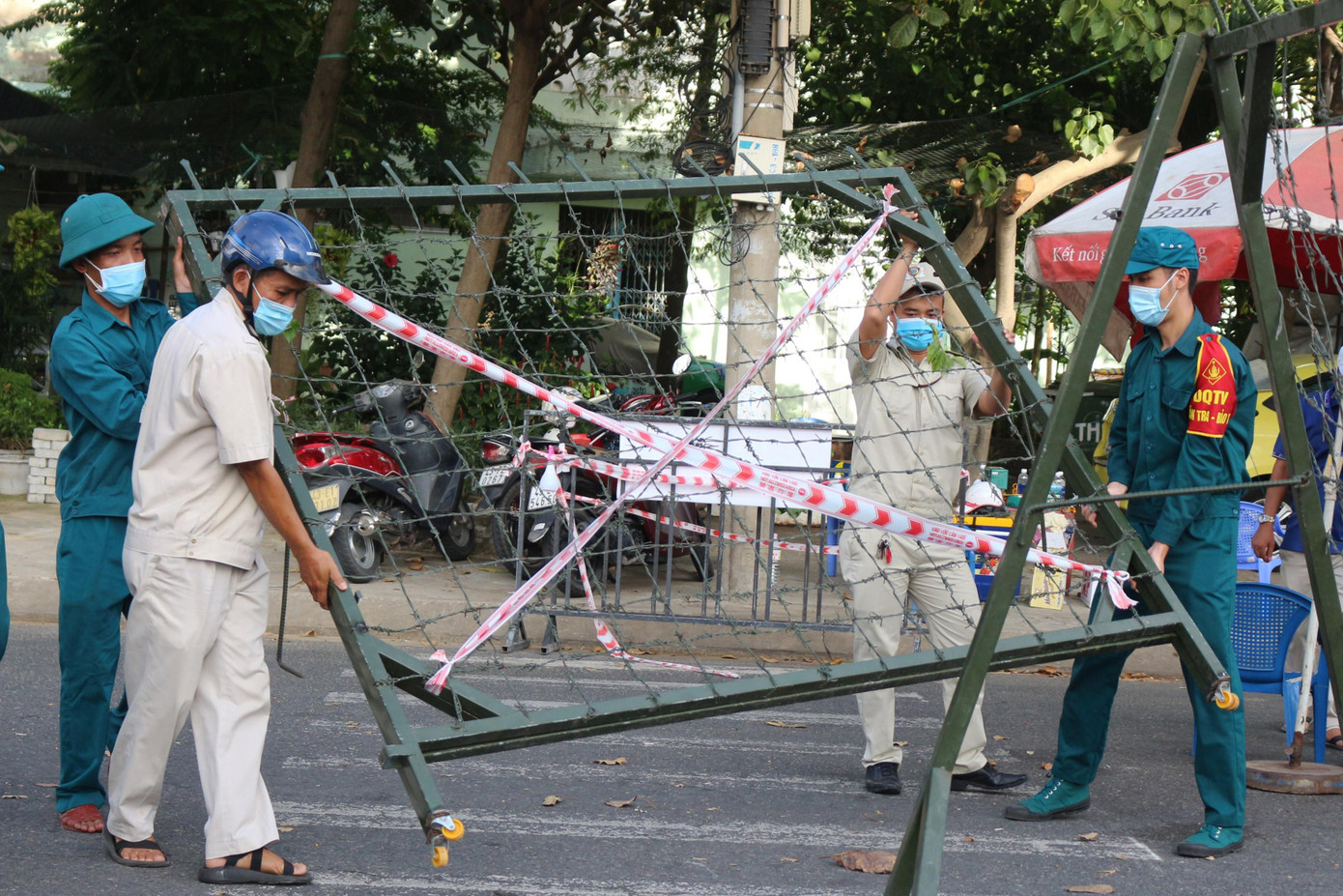 Theo ông Huỳnh Văn Hùng, Phó chủ tịch UBND quận Sơn Trà, đối với đường Ngô Quyền đoạn đi ngang qua khu vực phong tỏa, ở 2 làn giữa, các xe container, xe tải vận chuyển hàng hóa... được phép chạy thông suốt theo "luồng xanh", không dừng lại. Theo ông Huỳnh Văn Hùng, Phó chủ tịch UBND quận Sơn Trà, đối với đường Ngô Quyền đoạn đi ngang qua khu vực phong tỏa, ở 2 làn giữa, các xe container, xe tải vận chuyển hàng hóa... được phép chạy thông suốt theo "luồng xanh", không dừng lại.