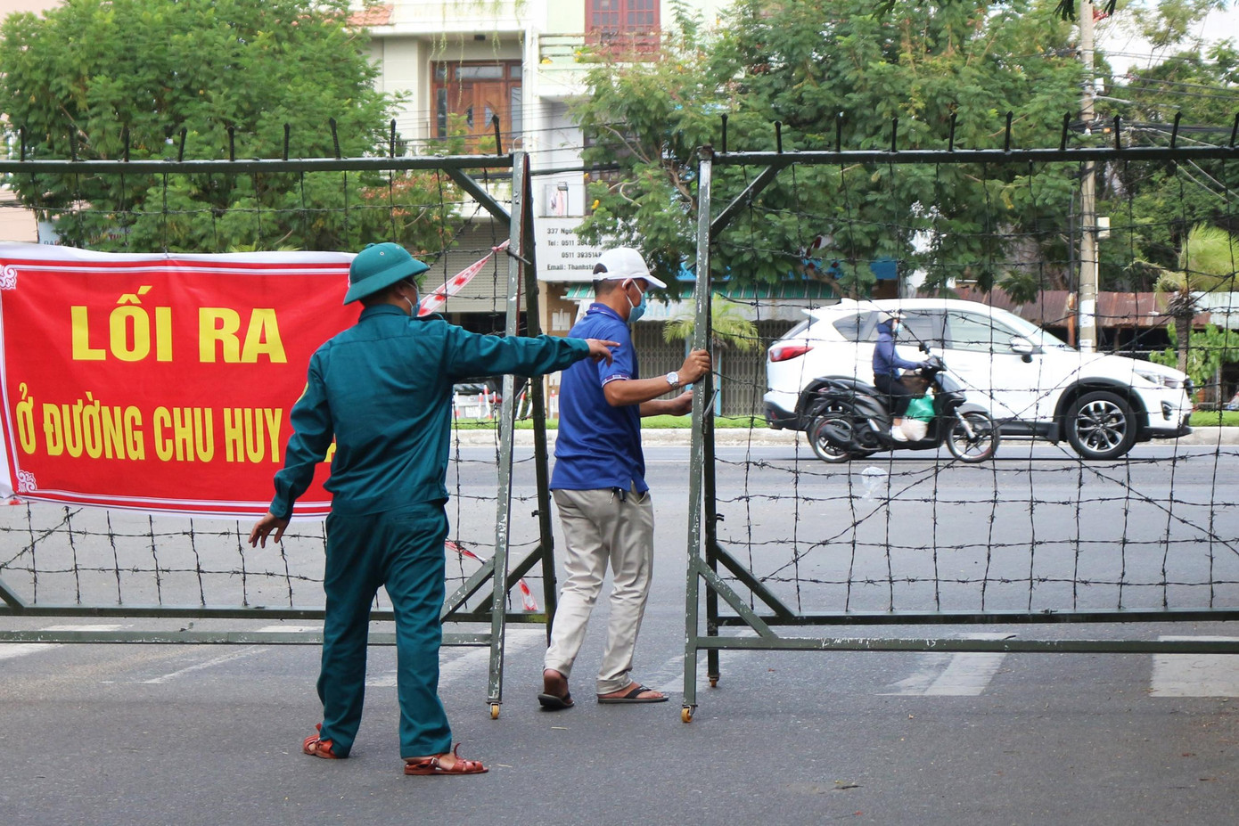 Theo Quyết định của UBND quận Sơn Trà, từ 16h chiều cùng ngày, khu vực phong tỏa được mở rộng, thiết lập chốt dọc theo tuyến đường Nguyễn Công Trứ (từ hướng bờ sông Hàn đến ngã ba đường Nguyễn Công Trứ - Hồ Nghinh) và từ ngã ba đường Hồ Nghinh - Hà Chương ra biển về phía Bắc quận Sơn Trà (bao gồm Khu Công nghiệp An Đồn và Khu Công nghiệp Dịch vụ Thủy sản Thọ Quang). Theo Quyết định của UBND quận Sơn Trà, từ 16h chiều cùng ngày, khu vực phong tỏa được mở rộng, thiết lập chốt dọc theo tuyến đường Nguyễn Công Trứ (từ hướng bờ sông Hàn đến ngã ba đường Nguyễn Công Trứ - Hồ Nghinh) và từ ngã ba đường Hồ Nghinh - Hà Chương ra biển về phía Bắc quận Sơn Trà (bao gồm Khu Công nghiệp An Đồn và Khu Công nghiệp Dịch vụ Thủy sản Thọ Quang).