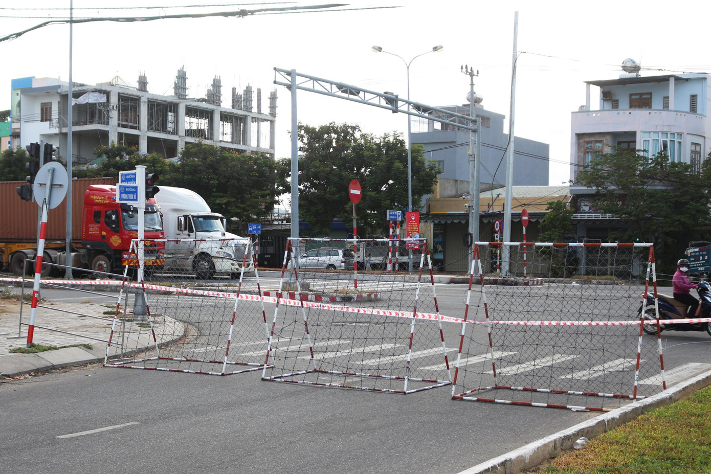 Các lớp rào chắn cố định được thiết lập ở nút giao tuyến đường Vương Thừa Vũ và Ngô Quyền. Các phương tiện vận tải hàng hóa vẫn có thể lưu thông bình thường trên tuyến đường chính Ngô Quyền. Các lớp rào chắn cố định được thiết lập ở nút giao tuyến đường Vương Thừa Vũ và Ngô Quyền. Các phương tiện vận tải hàng hóa vẫn có thể lưu thông bình thường trên tuyến đường chính Ngô Quyền.