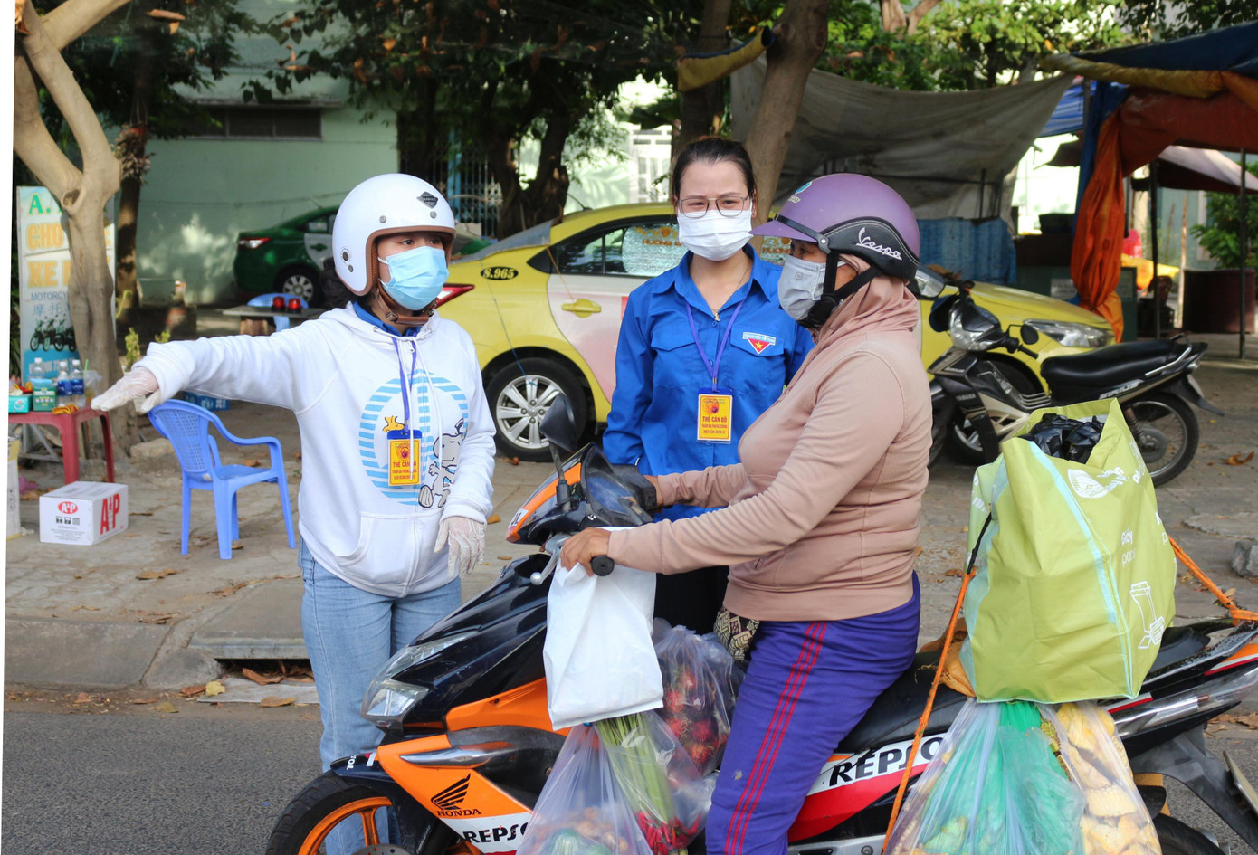 Sơn Trà tiếp tục là "điểm nóng" về số ca mắc COVID-19 mới, ghi nhận thêm 60 ca mắc mới, tập trung ở các phường Nại Hiên Đông (24 ca), Thọ Quang (7 ca), An Hải Bắc (10 ca), Mân Thái (18 ca), Phước Mỹ (1 ca). Tính từ 10/7 đến nay, Đà Nẵng đã có tổng 923 ca mắc COVID-19. Sơn Trà tiếp tục là "điểm nóng" về số ca mắc COVID-19 mới, ghi nhận thêm 60 ca mắc mới, tập trung ở các phường Nại Hiên Đông (24 ca), Thọ Quang (7 ca), An Hải Bắc (10 ca), Mân Thái (18 ca), Phước Mỹ (1 ca). Tính từ 10/7 đến nay, Đà Nẵng đã có tổng 923 ca mắc COVID-19.