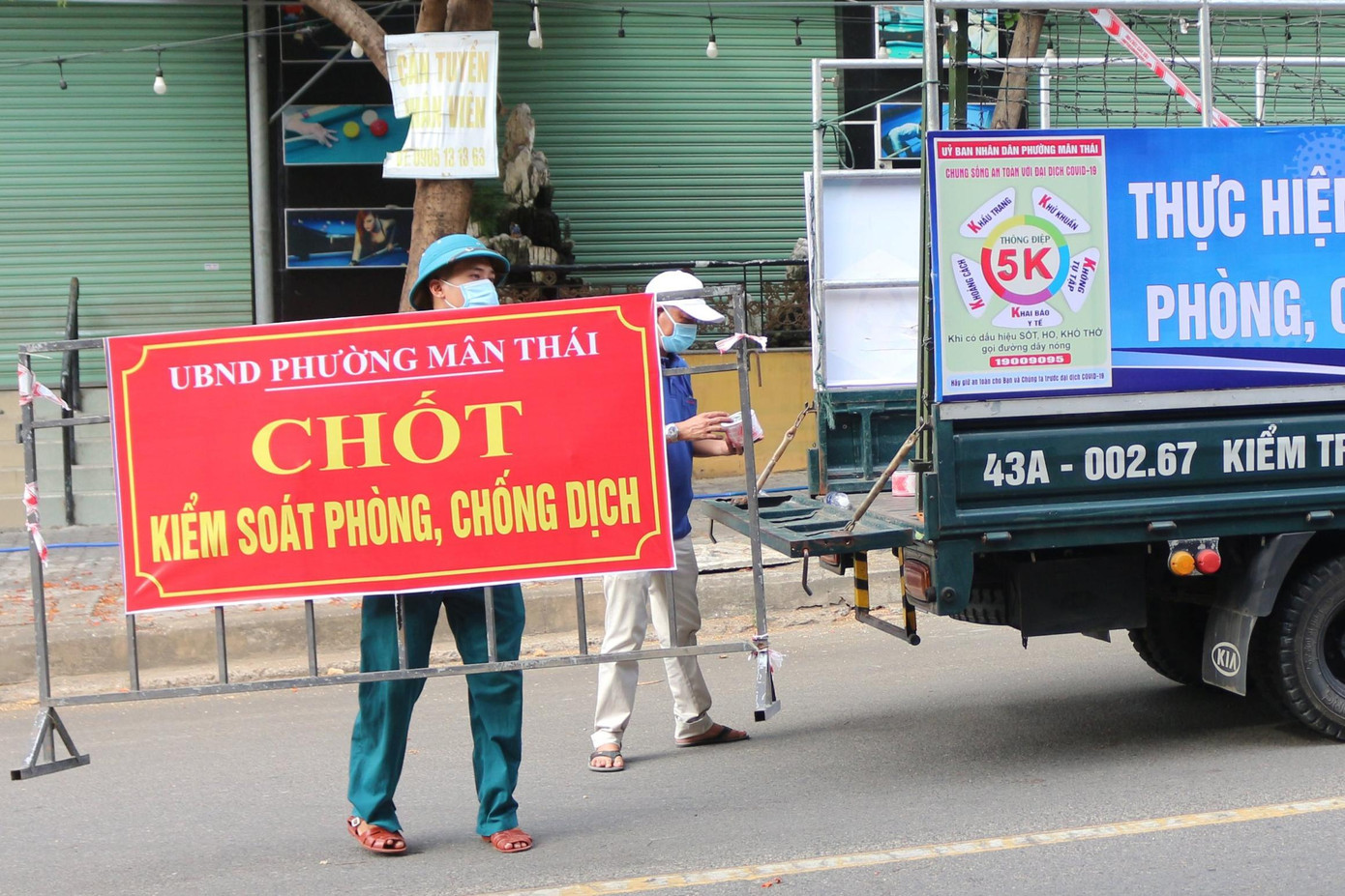 "Các chốt kiểm soát sẽ được thiết lập ở nút giao giữa đường Ngô Quyền và các tuyến đường khác dẫn vào khu dân cư thuộc khu vực cách ly y tế. Đảm bảo giao thông vận tải trên tuyến đường chính vẫn được thông suốt", ông Hùng nói. "Các chốt kiểm soát sẽ được thiết lập ở nút giao giữa đường Ngô Quyền và các tuyến đường khác dẫn vào khu dân cư thuộc khu vực cách ly y tế. Đảm bảo giao thông vận tải trên tuyến đường chính vẫn được thông suốt", ông Hùng nói.