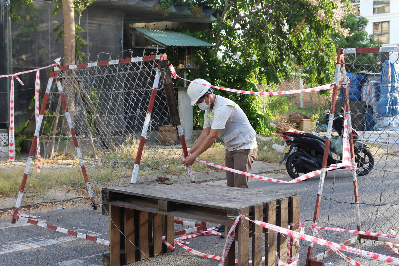 Những chốt kiểm soát được thiết lập dày đặc trong các tuyến đường nhỏ, các khu dân cư để hạn chế người dân di chuyển từ phường này sang phường khác trong thời gian phong tỏa. Những chốt kiểm soát được thiết lập dày đặc trong các tuyến đường nhỏ, các khu dân cư để hạn chế người dân di chuyển từ phường này sang phường khác trong thời gian phong tỏa.