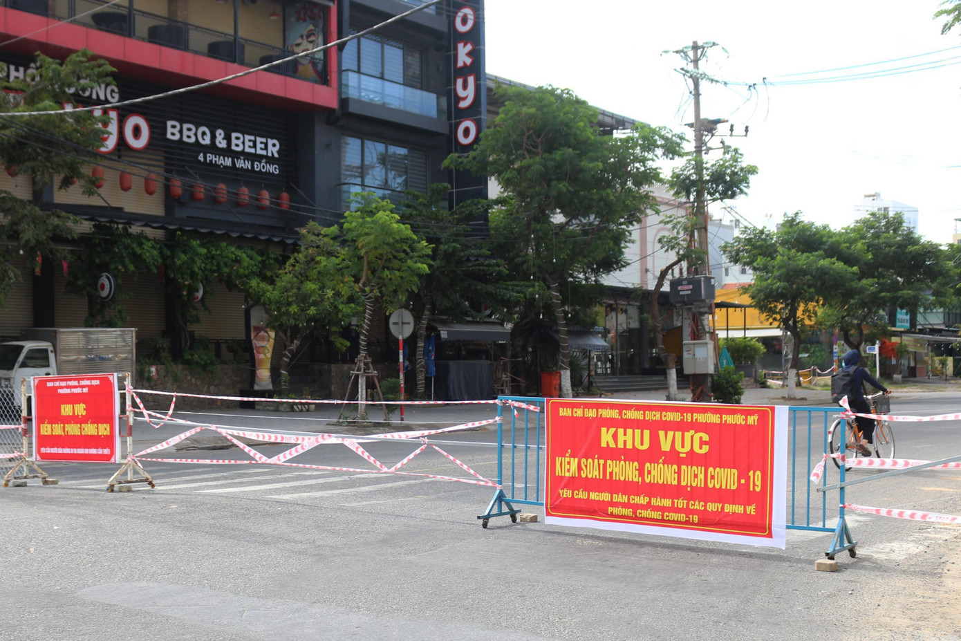 Chiều 3/8, lực lượng chức năng thiết lập các chốt kiểm soát dịch trên địa bàn quận Sơn Trà (Đà Nẵng) sau quyết định thiết lập vùng cách ly y tế của UBND quận. Ghi nhận chiều nay, các chốt phong tỏa được thiết lập trên tuyến đường Phạm Văn Đồng, Hồ Nghinh, Nguyễn Công Trứ... Ảnh: Giang Thanh Chiều 3/8, lực lượng chức năng thiết lập các chốt kiểm soát dịch trên địa bàn quận Sơn Trà (Đà Nẵng) sau quyết định thiết lập vùng cách ly y tế của UBND quận. Ghi nhận chiều nay, các chốt phong tỏa được thiết lập trên tuyến đường Phạm Văn Đồng, Hồ Nghinh, Nguyễn Công Trứ... Ảnh: Giang Thanh