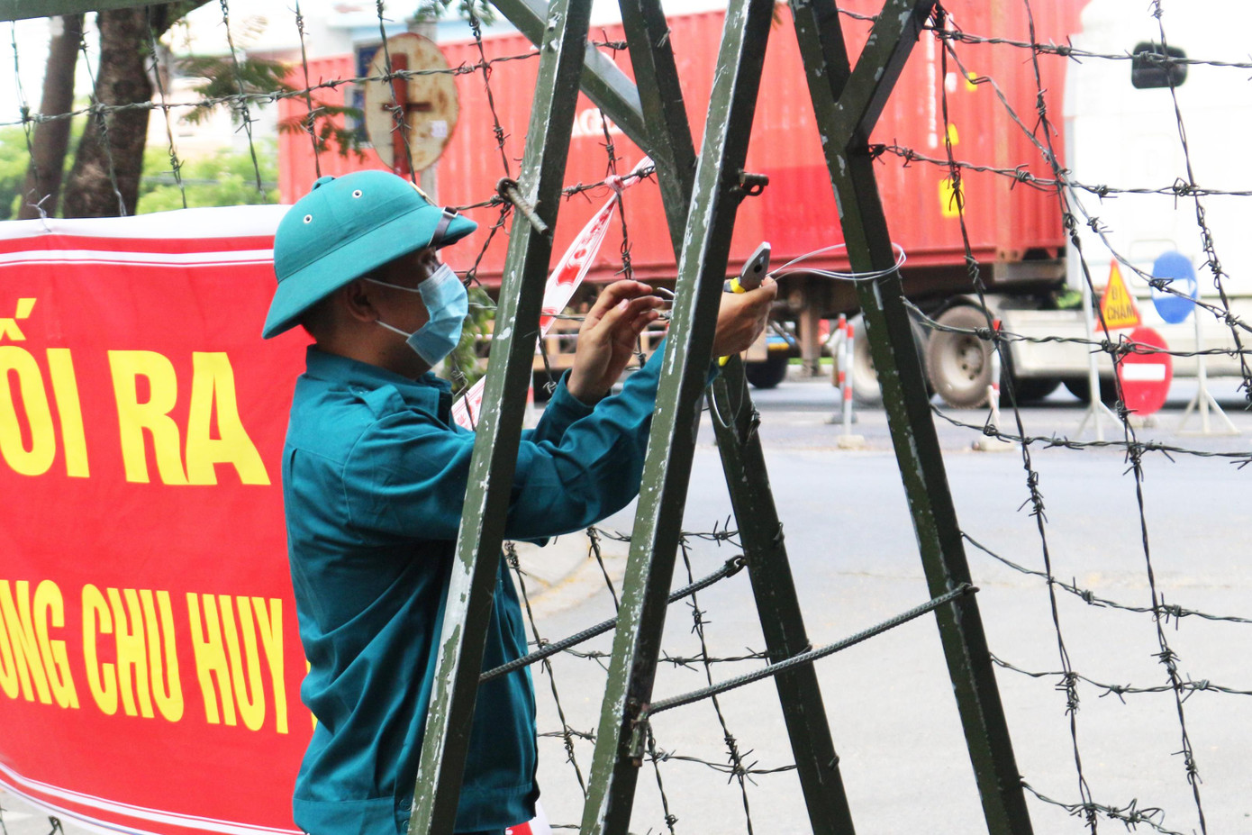 Lực lượng chức năng dựng rào chắn cố định tại các khu vực giáp ranh vùng phong tỏa, không cho người dân di chuyển ra khỏi khu vực cách ly y tế. Lực lượng chức năng dựng rào chắn cố định tại các khu vực giáp ranh vùng phong tỏa, không cho người dân di chuyển ra khỏi khu vực cách ly y tế.
