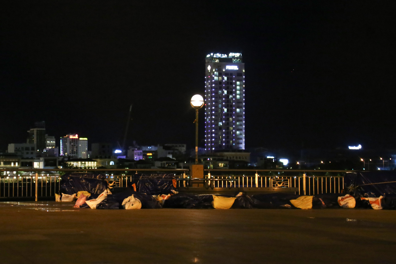 Với điểm bắn ở bên bờ sông Hàn, người dân và du khách có thể thưởng thức màn pháo hoa mãn nhãn. Ảnh: Giang Thanh Với điểm bắn ở bên bờ sông Hàn, người dân và du khách có thể thưởng thức màn pháo hoa mãn nhãn. Ảnh: Giang Thanh