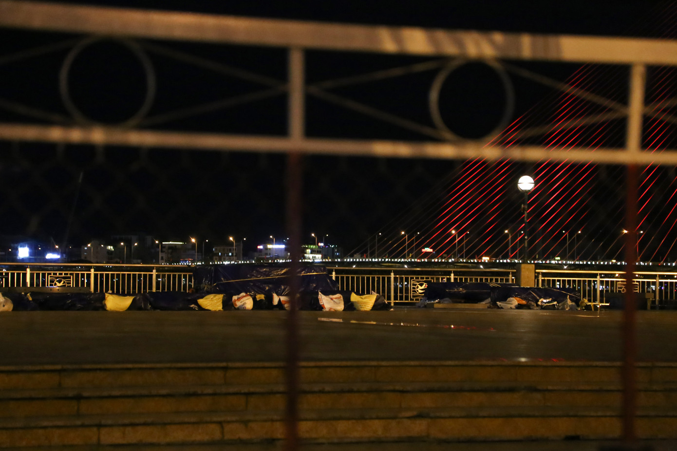 Với điểm bắn ở bên bờ sông Hàn, người dân và du khách có thể thưởng thức màn pháo hoa mãn nhãn. Ảnh: Giang Thanh Với điểm bắn ở bên bờ sông Hàn, người dân và du khách có thể thưởng thức màn pháo hoa mãn nhãn. Ảnh: Giang Thanh