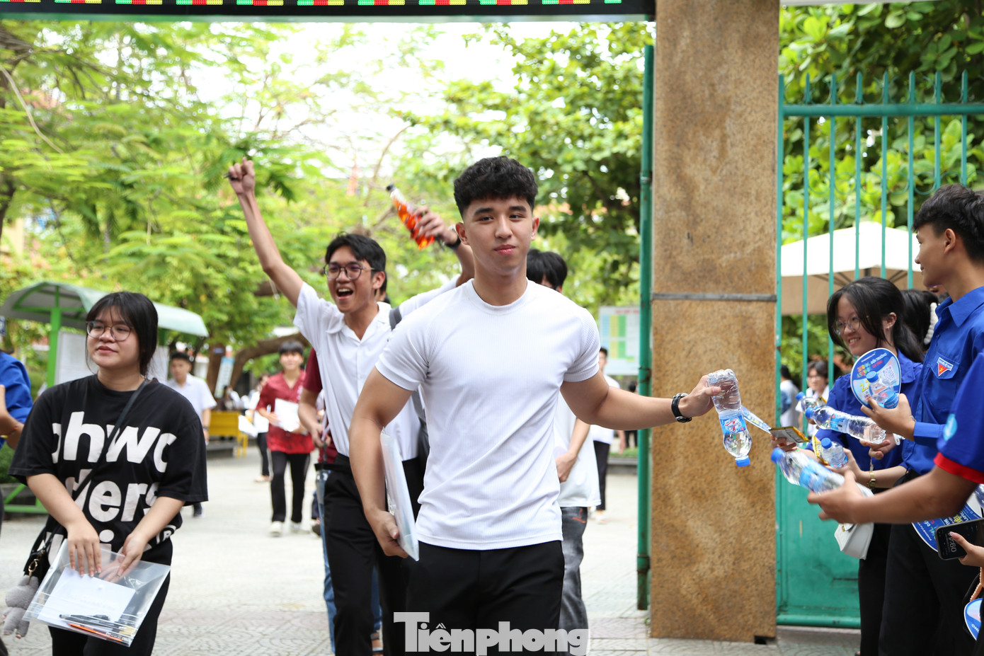 Sĩ tử ra khỏi các điểm thi sau khi hoàn thành môn thi đầu tiên trong sự cổ vũ, động viên của các tình nguyện viên. Sự hỗ trợ, đồng hành của các đội hình Tiếp sức mùa thi là động lực để các thí sinh hoàn thành kỳ thi quan trọng nhất trong đời học sinh.