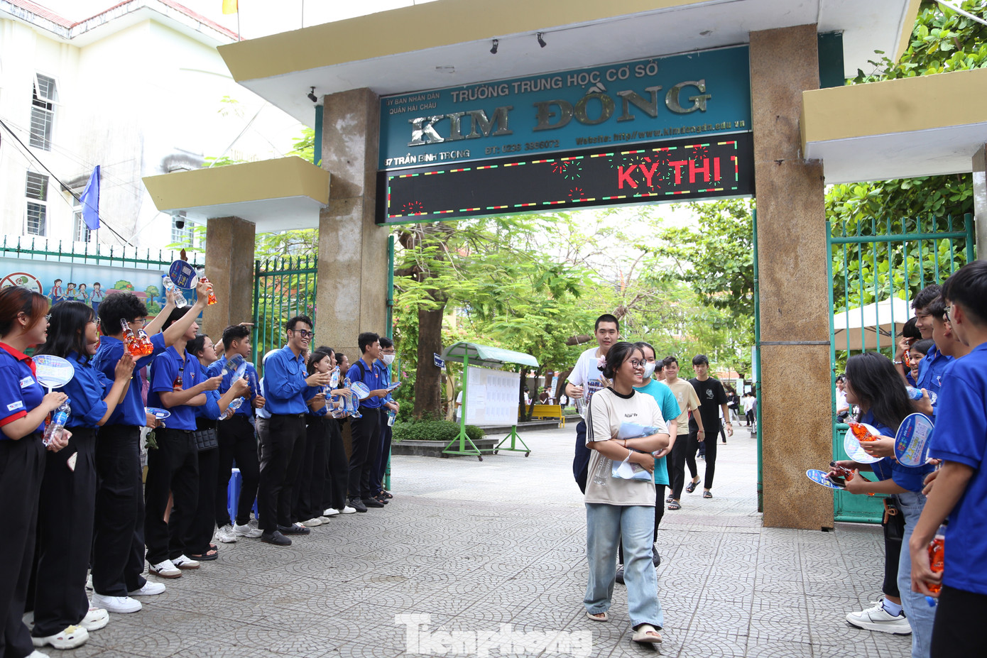 Sáng 27/6, cùng với cả nước, hơn 13.500 thí sinh ở Đà Nẵng bước vào ngày thi đầu tiên của Kỳ thi tốt nghiệp THPT năm 2024. Để hỗ trợ tối đa cho các sĩ tử, Thành Đoàn - Hội Sinh viên Việt Nam TP Đà Nẵng thành lập 35 đội hình Tiếp sức mùa thi tại 28 điểm thi trên địa bàn. Ảnh: Giang Thanh