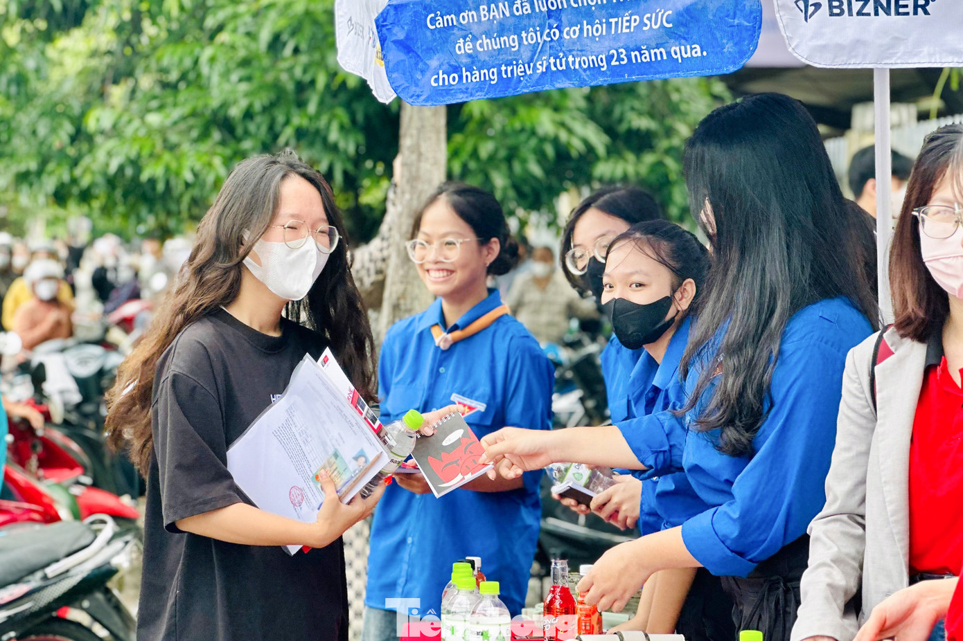 Bên cạnh đó, để hỗ trợ tối đa cho các sĩ tử và phụ huynh, các đội hình Tiếp sức mùa thi cũng triển khai nhiều mô hình, hoạt động thiết thực, dự phòng các trường hợp khẩn cấp cho học sinh.