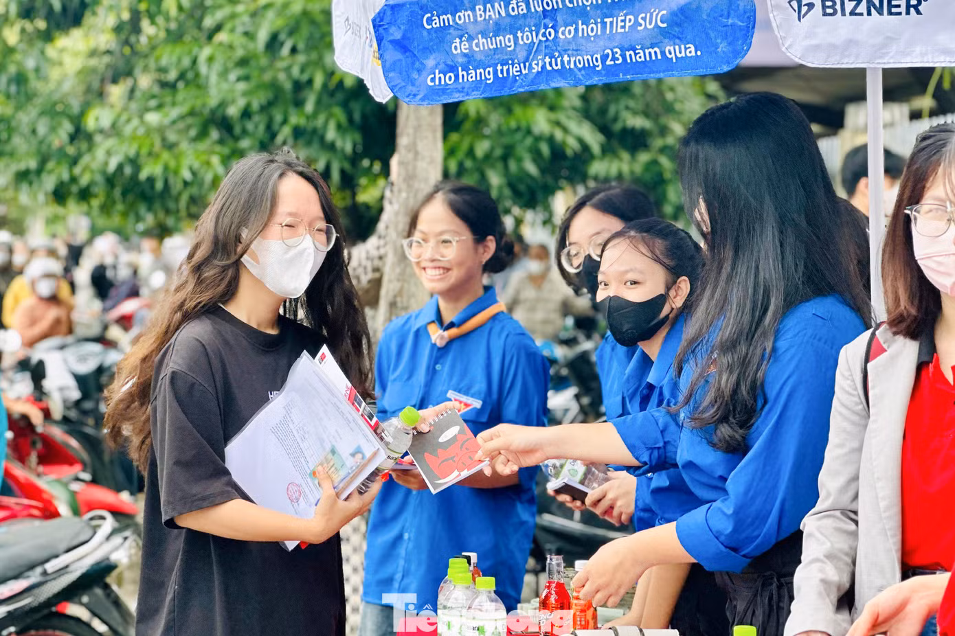 Bên cạnh đó, để hỗ trợ tối đa cho các sĩ tử và phụ huynh, các đội hình Tiếp sức mùa thi cũng triển khai nhiều mô hình, hoạt động thiết thực, dự phòng các trường hợp khẩn cấp cho học sinh.