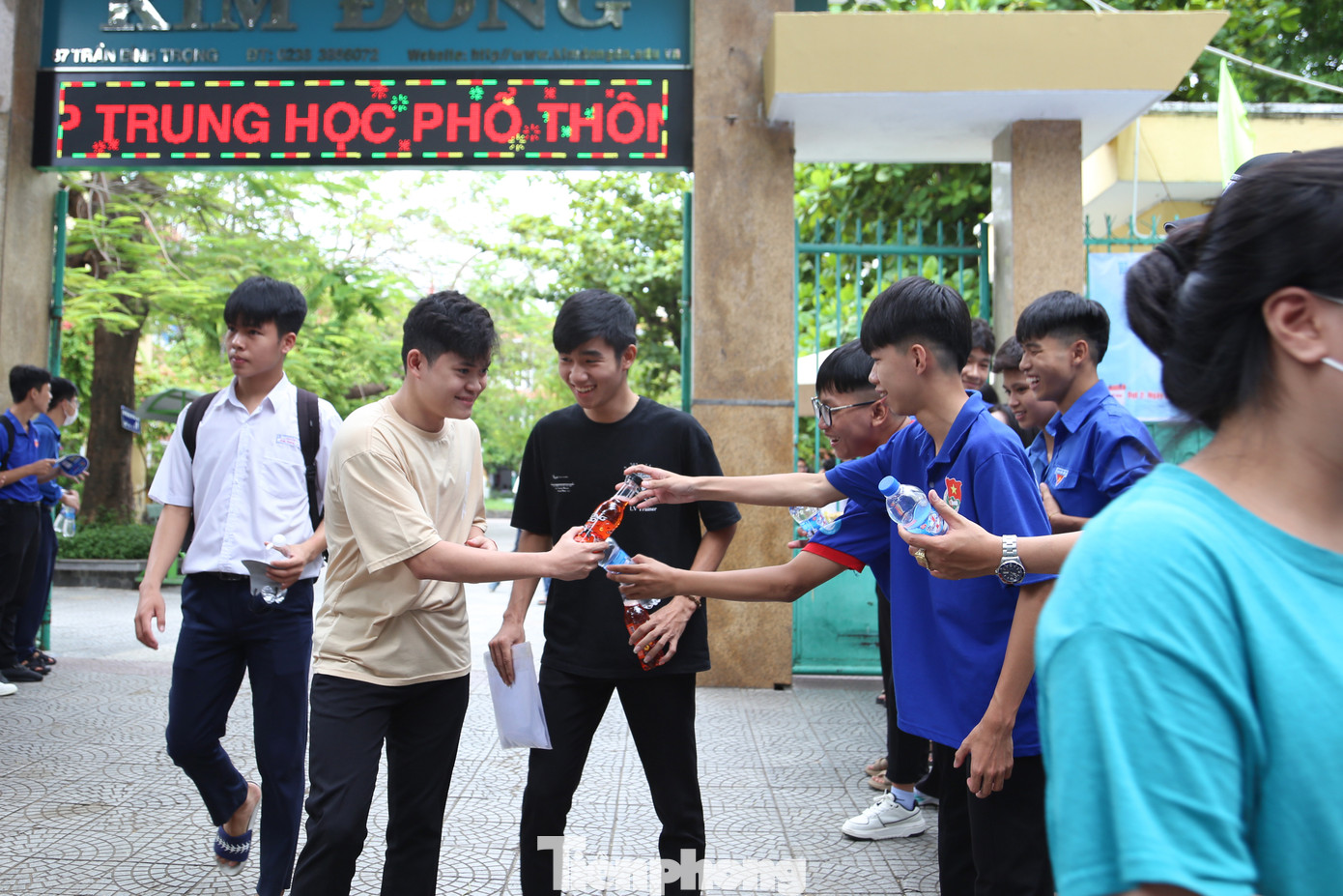 Sĩ tử ra khỏi các điểm thi sau khi hoàn thành môn thi đầu tiên trong sự cổ vũ, động viên của các tình nguyện viên. Sự hỗ trợ, đồng hành của các đội hình Tiếp sức mùa thi là động lực để các thí sinh hoàn thành kỳ thi quan trọng nhất trong đời học sinh.