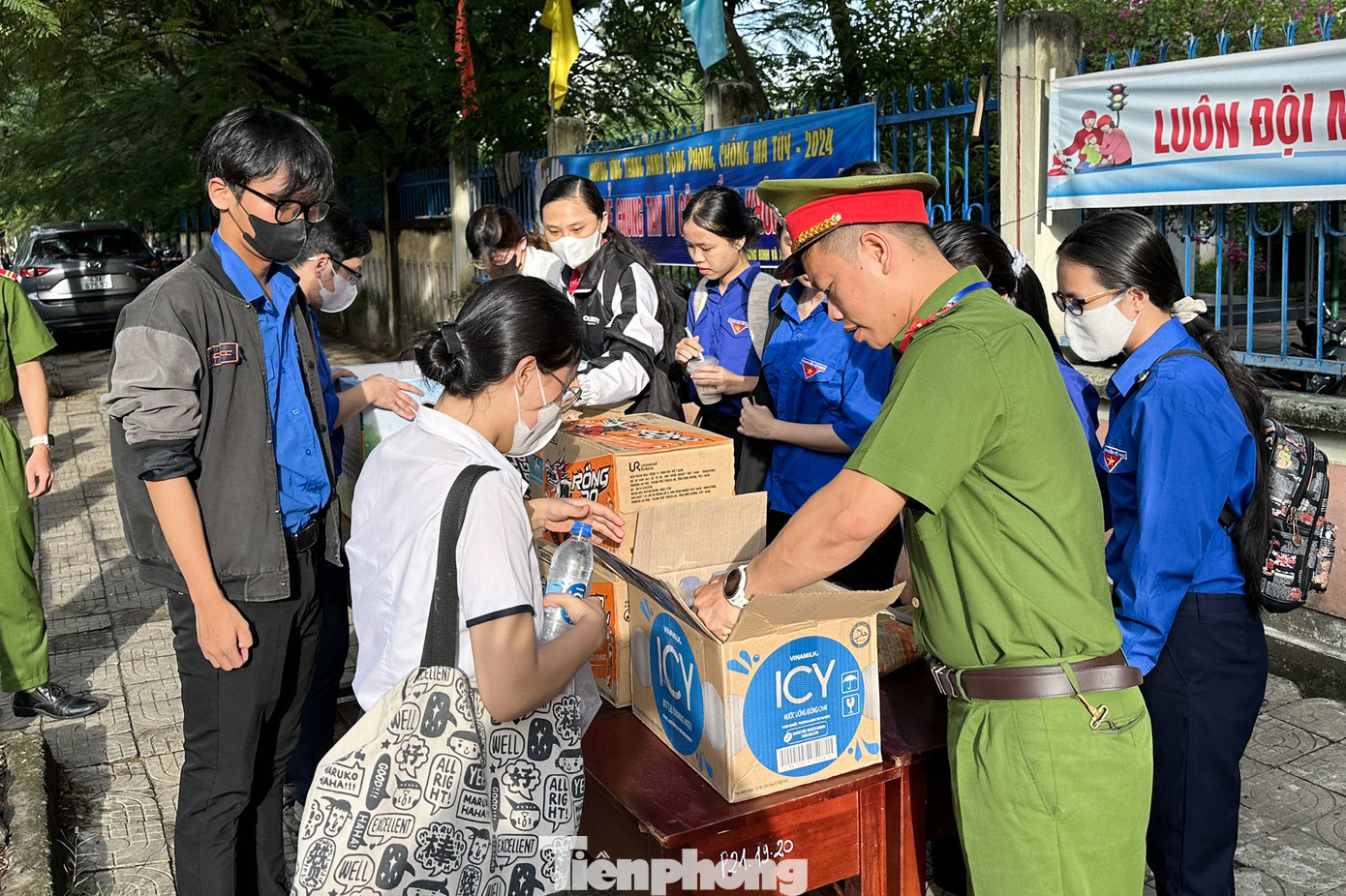 Trước đó, thông tin về đội hình và số điện thoại đường dây nóng đã được đăng tải trên fanpage của đơn vị và được chia sẻ rộng rãi trên mạng xã hội để phụ huynh và thí sinh biết. Đội tình nguyện viên gồm đoàn viên, thanh niên Công an quận, sử dụng phương tiện xe máy, thường trực tại 3 điểm thi trên địa bàn gồm: THPT Nguyễn Thượng Hiền, THPT Nguyễn Trãi và THPT Liên Chiểu.