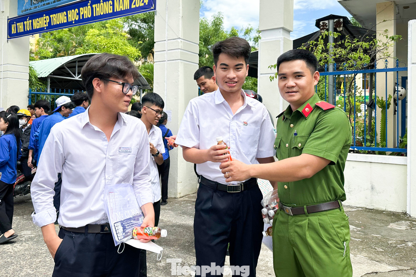 "Đến hiện tại, chưa có trường hợp nào cần hỗ trợ liên hệ qua đường dây nóng, tuy nhiên, đội hình này sẽ túc trực liên tục đến hết kỳ thi và luôn sẵn sàng hỗ trợ sĩ tử", Thượng úy Hồ Thanh Khoa (Ủy viên BCH Đoàn cơ sở Công an Quận Liên Chiểu) nói. Bên cạnh đó, Đoàn cơ sở Công an quận cũng phối hợp với một số đơn vị Đoàn thanh niên trên địa bàn tham gia hỗ trợ nước, sữa miễn phí cho thí sinh tại trước các Điểm thi.