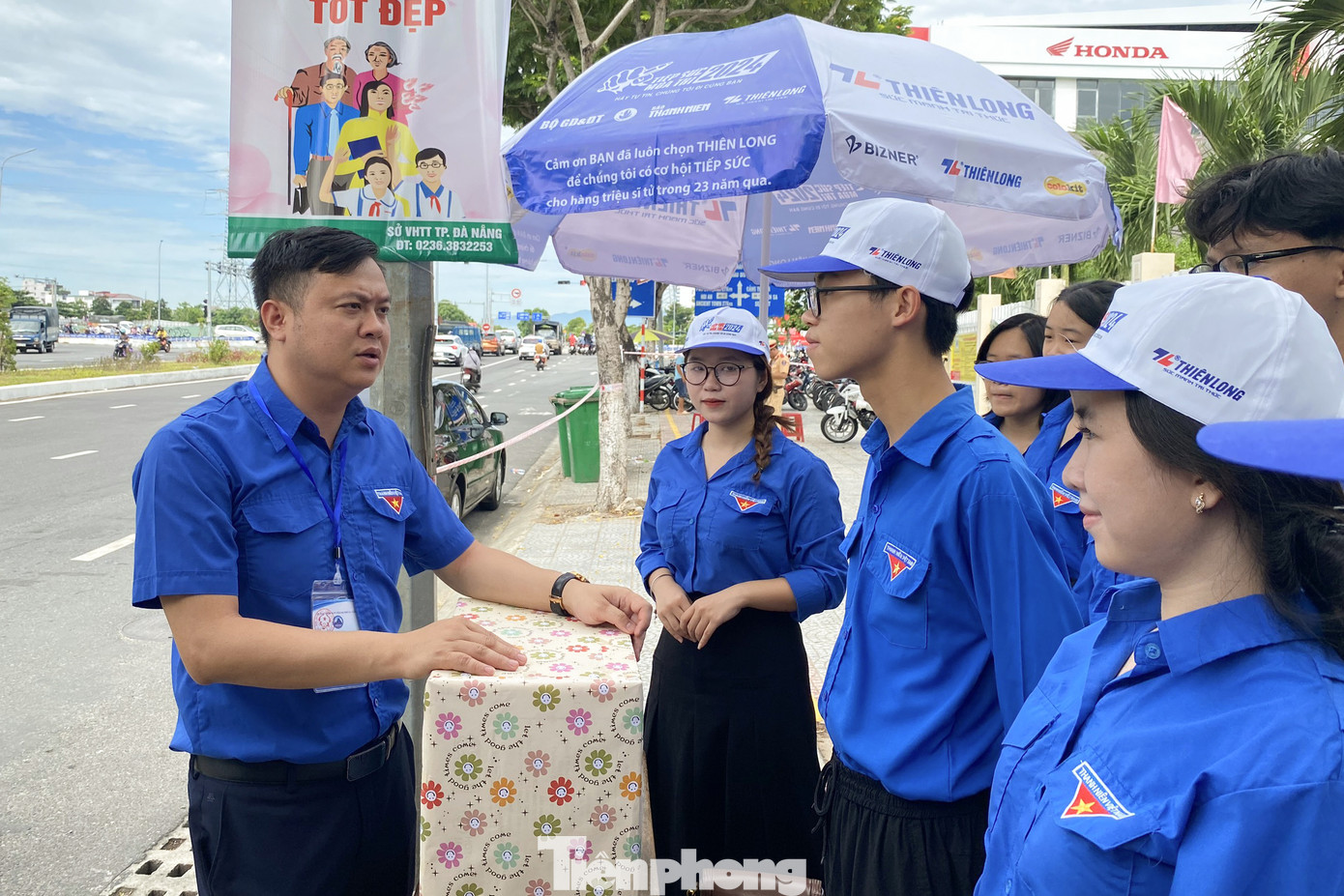 "Trong những buổi thi tiếp theo, các tình nguyện viên sẽ tiếp tục đồng hành để sẵn sàng tiếp sức, nhất là trong các tình huống khẩn cấp, tạo điều kiện tối đa cho các thí sinh thuận lợi tham gia kỳ thi với kết quả tốt nhất", anh Hùng nói.