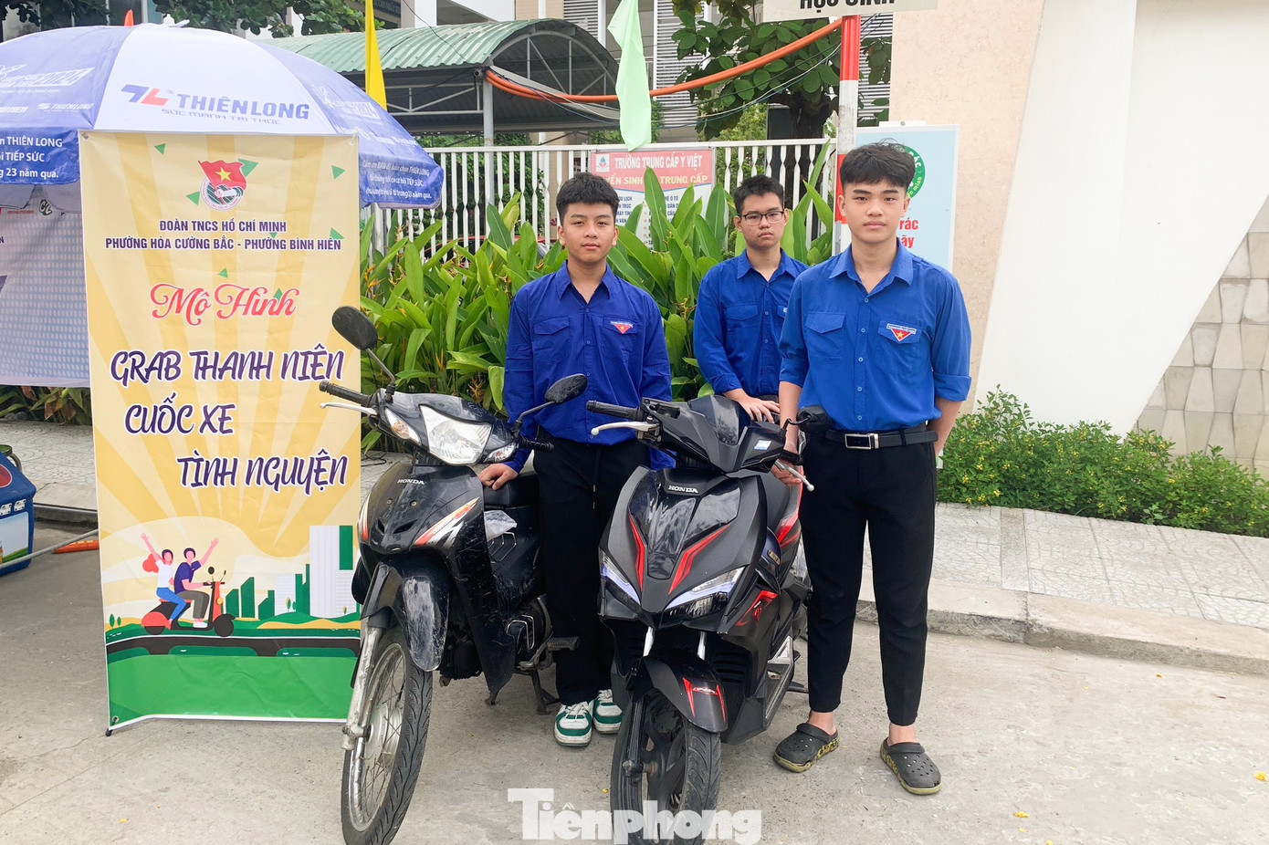 Theo anh Nguyễn Minh Hải - Bí thư Đoàn phường Bình Hiên, như mọi năm, có một vài trường hợp thí sinh quên giấy tờ hoặc gặp sự cố trên đường tới điểm thi. "Bởi vậy, năm nay, chúng tôi triển khai mô hình Grab thanh niên để giúp đỡ các thí sinh quên giấy tờ tùy thân, dụng cụ học tập. Các bạn tình nguyện sẽ hỗ trợ chở thí sinh về nhà lấy, hoặc xin số điện thoại và địa chỉ để về tận nhà lấy giúp", anh Hải nói.