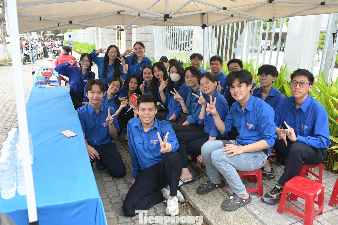 Tại điểm thi THCS Tây Sơn (quận Hải Châu), Đoàn phường Bình Hiên phối hợp với Đoàn phường Hòa Cường Bắc triển khai mô hình "Grab thanh niên - Cuốc xe tình nguyện" với các tình nguyện viên sẵn sàng hỗ trợ thí sinh trong các tình huống khẩn cấp.