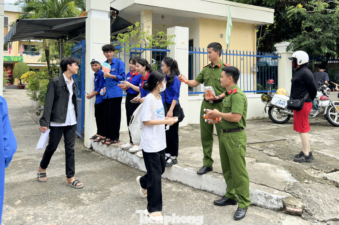 Năm nay, Đoàn cơ sở Công an Quận Liên Chiểu triển khai đội hình tình nguyện viên hỗ trợ đưa, đón các thí sinh có hoàn cảnh khó khăn, thí sinh khuyết tật, thí sinh gặp sự cố bất khả kháng có khả năng đến điểm thi trễ giờ.