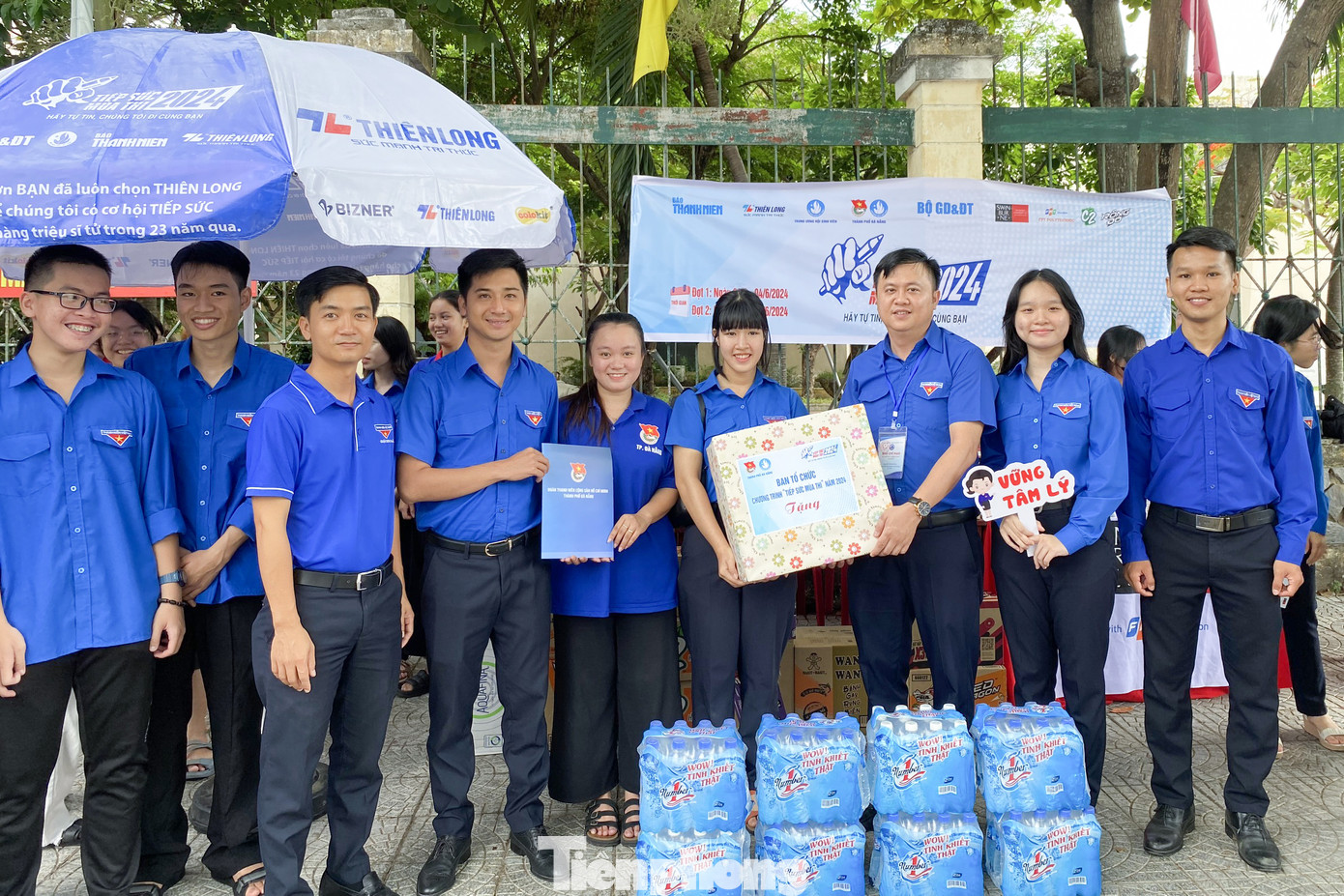 Sáng cùng ngày, Thành Đoàn – Hội Sinh viên Việt Nam TP Đà Nẵng đã đến thăm và tặng quà cho các đội hình Tiếp sức mùa thi tại các điểm thi trên địa. Theo anh Lê Công Hùng - Phó Bí thư Thành Đoàn Đà Nẵng, qua nhiều năm tổ chức, chương trình đã góp phần đảm bảo kỳ thi diễn ra thuận lợi, an toàn, hiệu quả nhất, tạo tâm lý tốt cho sĩ tử vượt vũ môn.