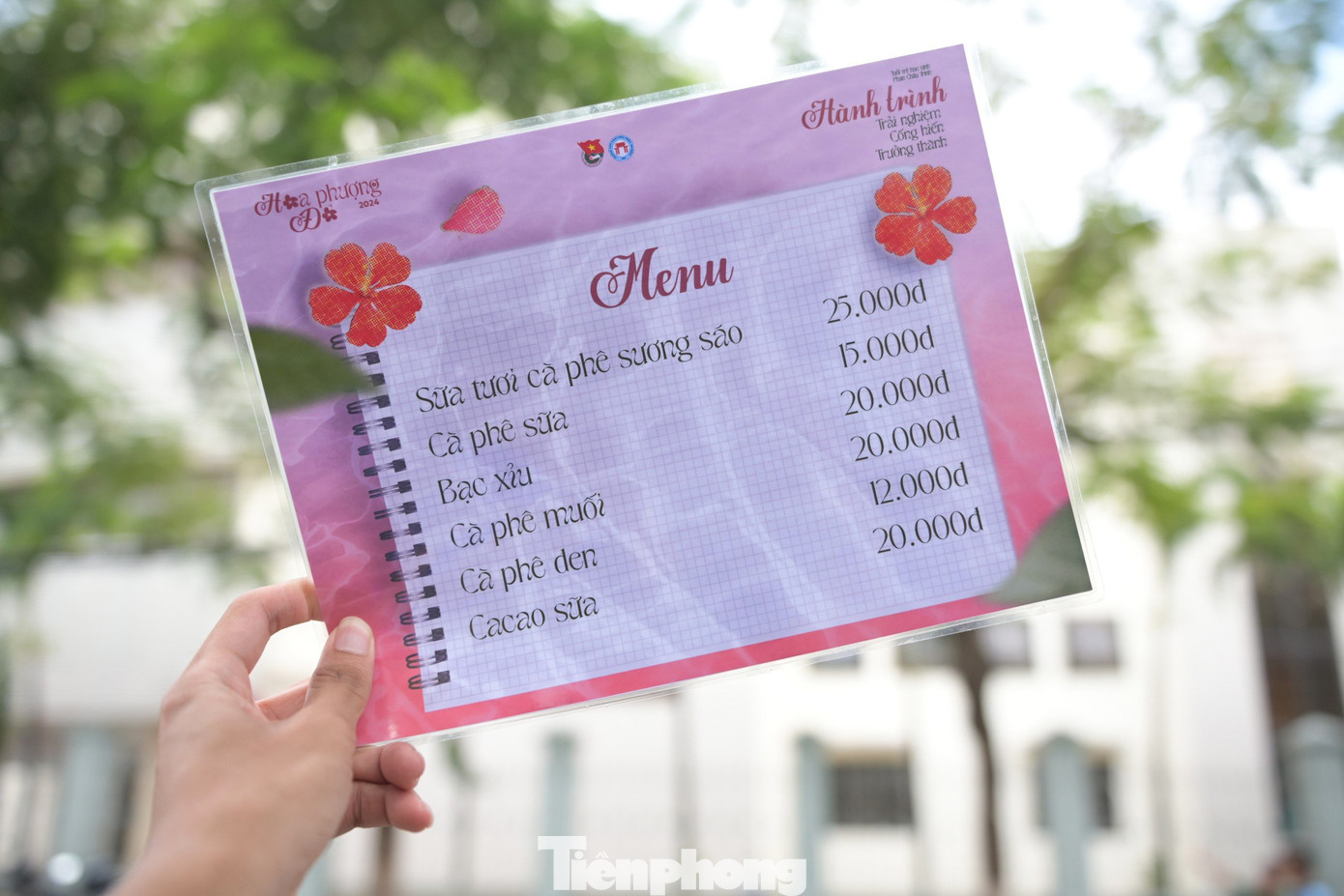 Em Nguyễn Lê Minh Trí (Đoàn trường THPT Phan Châu Trinh) cho biết, thông qua mô hình này, các tình nguyện viên mong muốn tạo không gian thoải mái, mát mẻ cho phụ huynh chờ đón con trong suốt thời gian làm bài thi. "Bên cạnh đó, tất cả kinh phí thu được từ tiệm cafe đặc biệt này sẽ được Đoàn trường sử dụng trong hoạt động Thắp sáng nụ cười vùng cao của chiến dịch Hoa phượng đỏ", Trí nói.