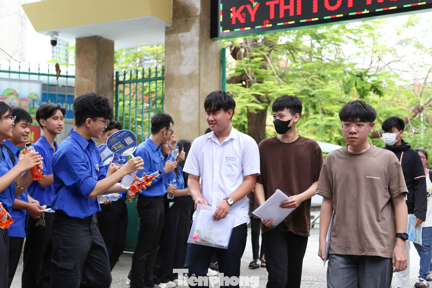 Sĩ tử ra khỏi các điểm thi sau khi hoàn thành môn thi đầu tiên trong sự cổ vũ, động viên của các tình nguyện viên. Sự hỗ trợ, đồng hành của các đội hình Tiếp sức mùa thi là động lực để các thí sinh hoàn thành kỳ thi quan trọng nhất trong đời học sinh.