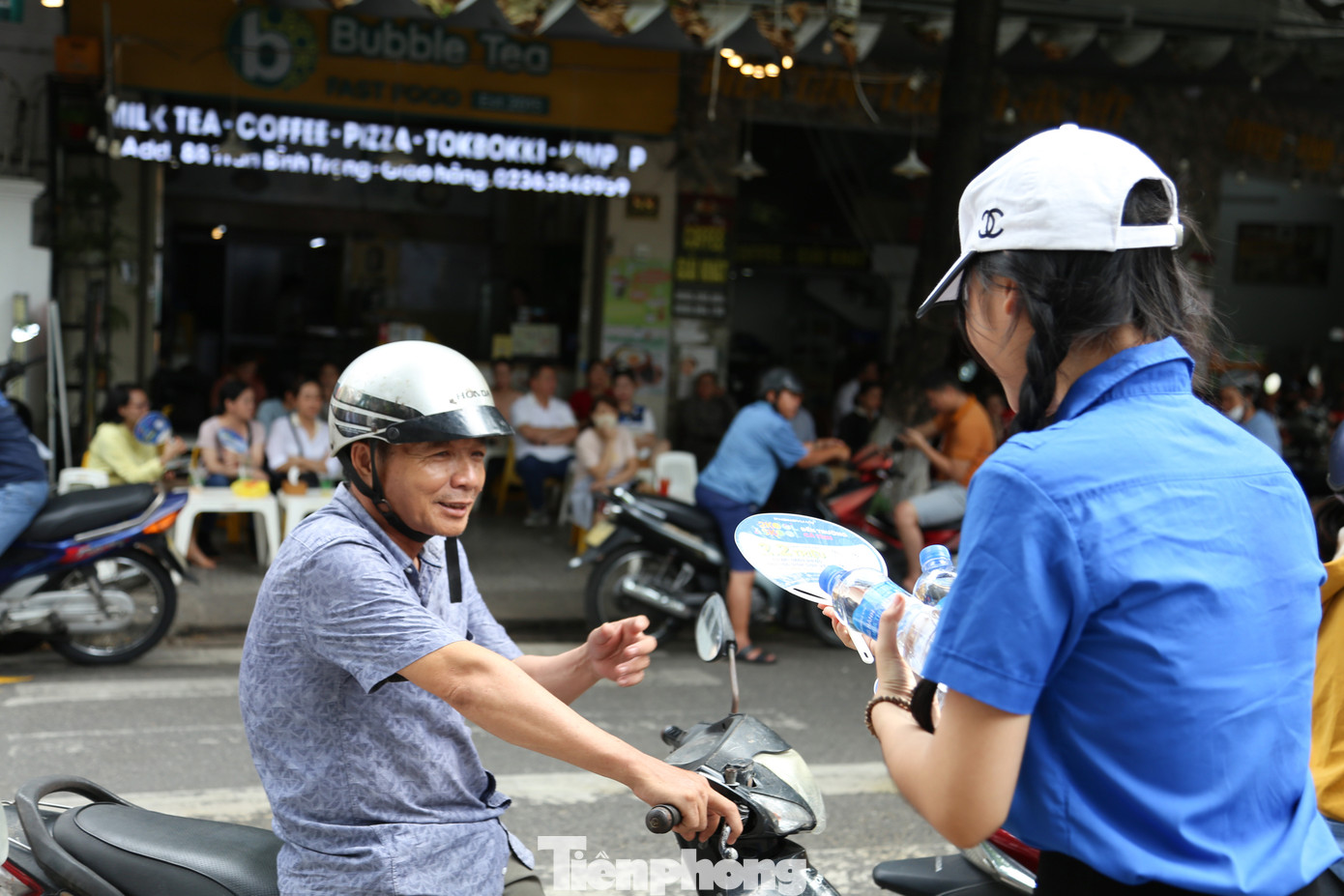 Ngoài tiếp sức sĩ tử, các đội hình Tiếp sức mùa thi còn nhiệt tình hỗ trợ phụ huynh chờ đón con em tại các điểm thi. "Với tâm lý lo lắng cho con, nhiều phụ huynh chờ ở điểm thi trong suốt thời gian làm bài. Bởi vậy, chúng tôi liên tục hỗ trợ nước, quạt tay để giúp phụ huynh giảm bớt sự oi nóng. Bên cạnh đó, các bạn tình nguyện viên cũng hỗ trợ sắp xếp xe máy, phân luồng, hướng dẫn phụ huynh chờ đợi ở các khu vực trống, tránh ảnh hưởng đến giao thông", chị Trần Hoàng Tiến Thành (Phó Bí thư Đoàn phường Hải Châu II) nói.