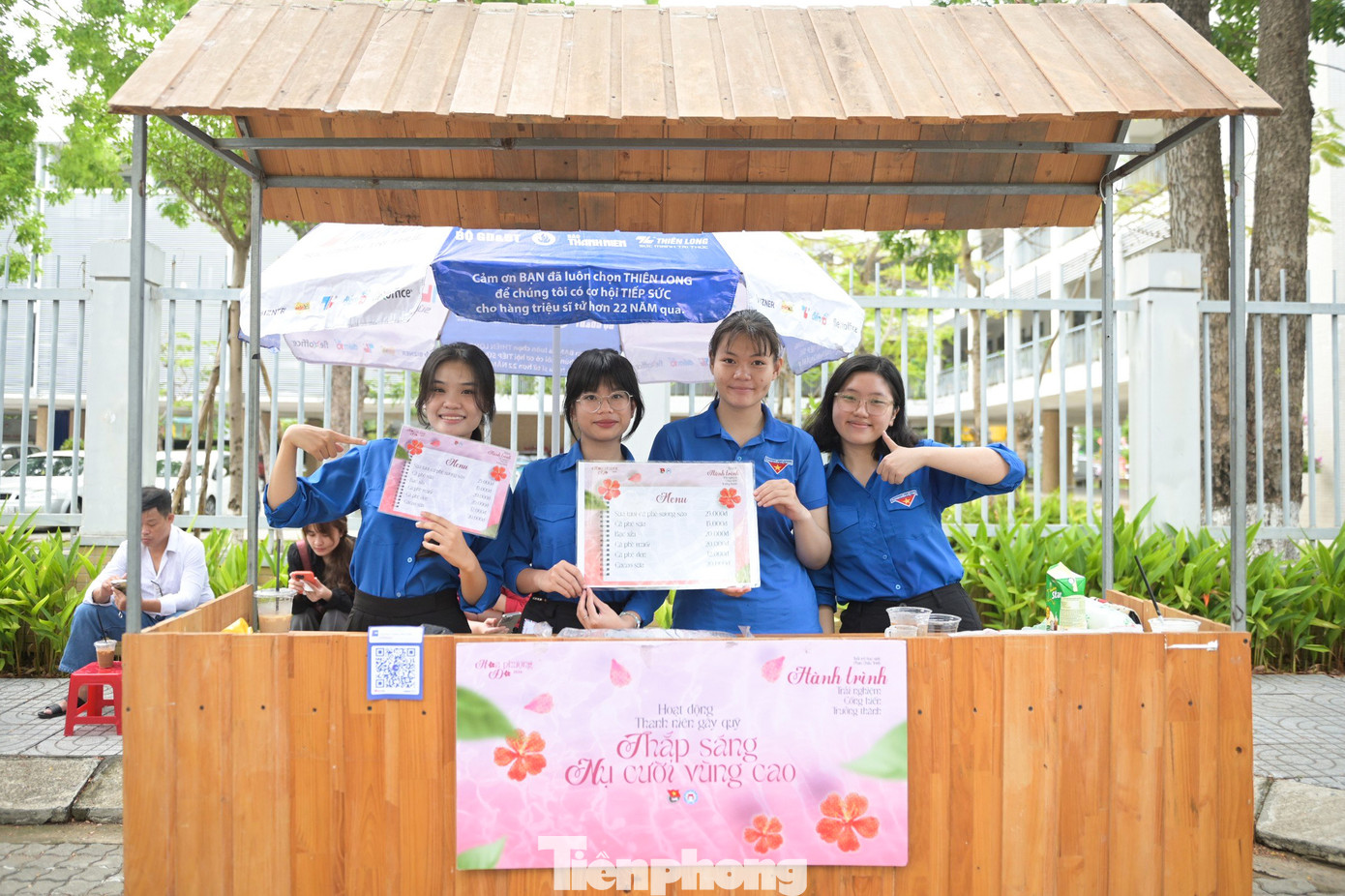 Để đồng hành với phụ huynh, đội hình Tiếp sức mùa thi của Đoàn trường THPT Phan Châu Trinh cũng tổ chức mô hình Tiệm cafe gây quỹ ngay ở khu vực vỉa hè với mức giá phải chăng để các phụ huynh yên tâm chờ đợi.