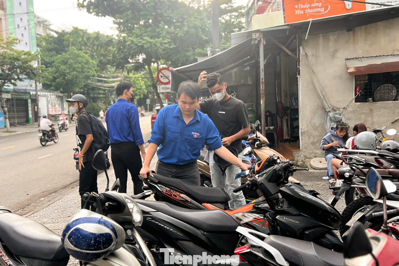 Tại điểm thi THCS Tây Sơn (quận Hải Châu), Đoàn phường Bình Hiên phối hợp với Đoàn phường Hòa Cường Bắc triển khai mô hình "Grab thanh niên - Cuốc xe tình nguyện" với các tình nguyện viên sẵn sàng hỗ trợ thí sinh trong các tình huống khẩn cấp.