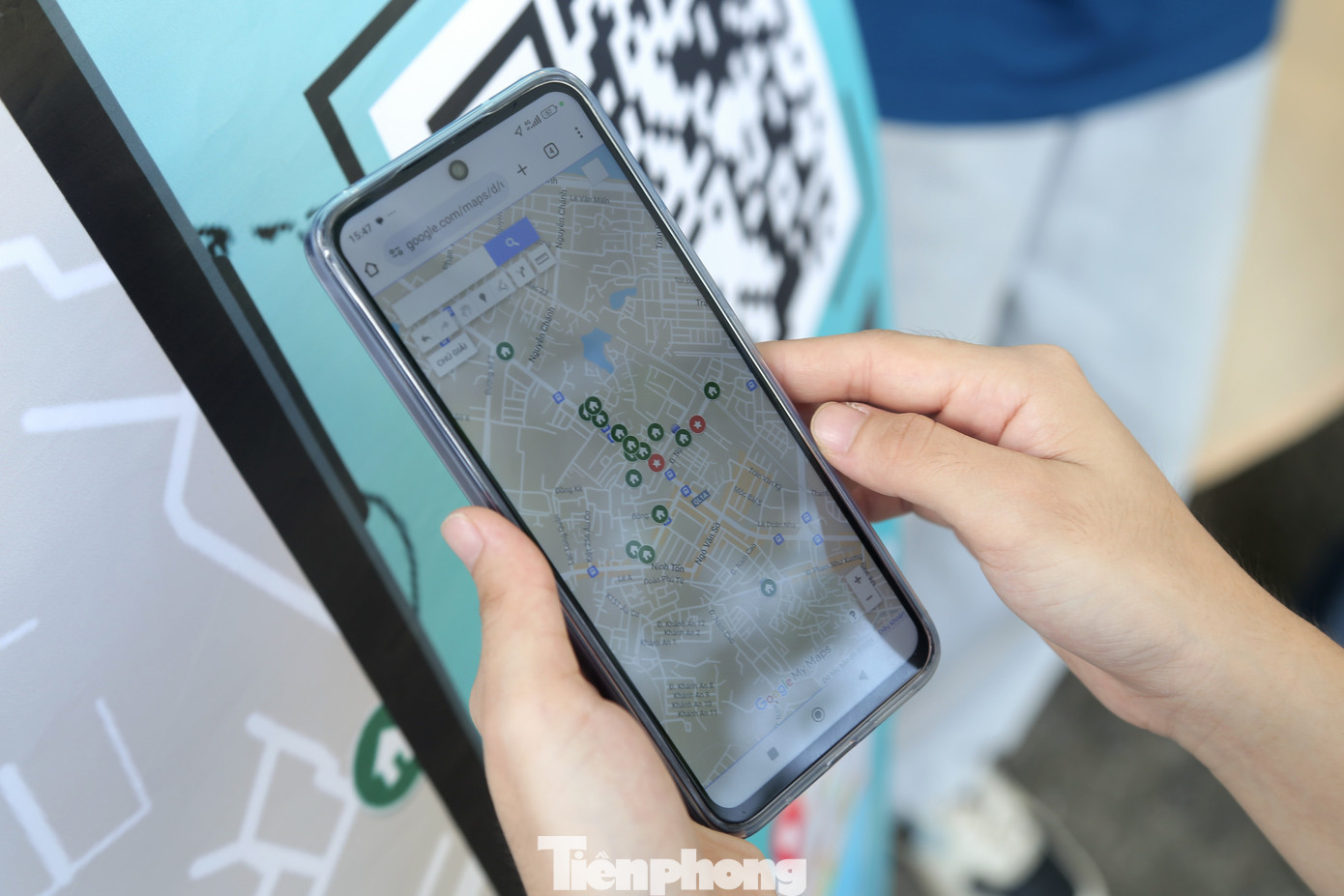 Chỉ với thao tác quét mã QR, các khu nhà trọ được hiện ra trên bản đồ Google, giúp tân sinh viên ước tính khoảng cách từ khu trọ đến trường, cách di chuyển. Bên cạnh đó, dữ liệu các nhà trọ còn cập nhật đầy đủ địa chỉ, số điện thoại, số lượng phòng, diện tích, giá cả, tình trạng phòng trống...