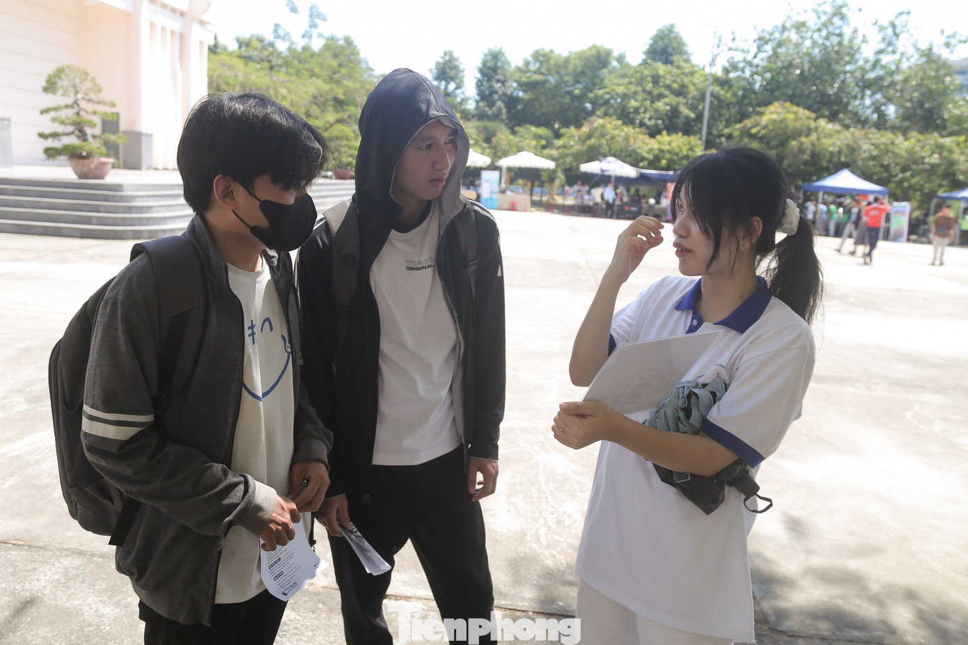 Các bạn tân sinh viên được các tình nguyện viên của Đội giới thiệu và hướng dẫn sử dụng bản đồ BK's MAP để tìm kiếm phòng trọ phù hợp với điều kiện, nhu cầu của bản thân.