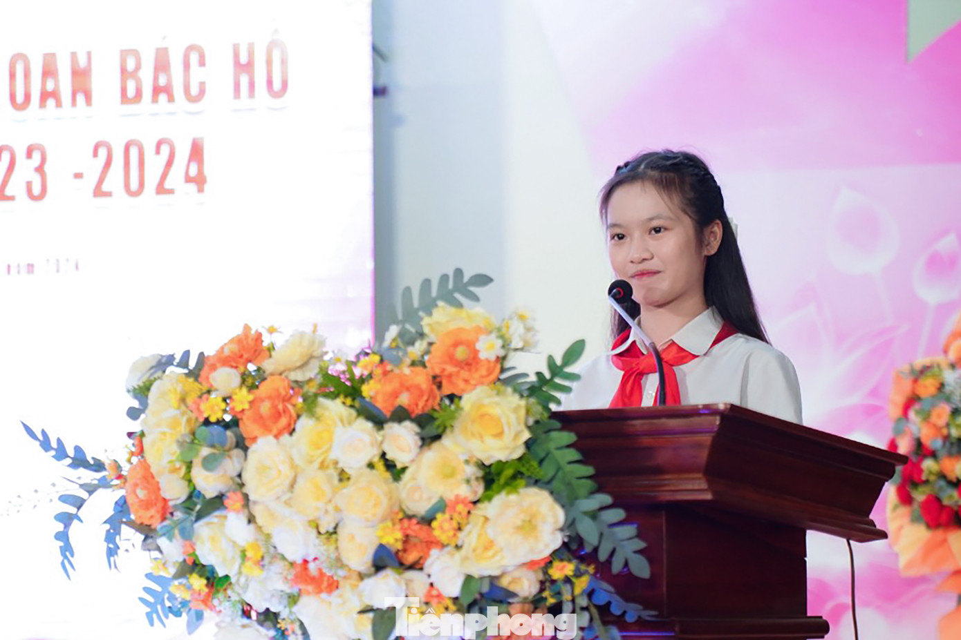 Bản thân Hà cũng là một học sinh năng nổ, tích cực tham gia các hoạt động Đội Bản thân Hà cũng là một học sinh năng nổ, tích cực tham gia các hoạt động Đội