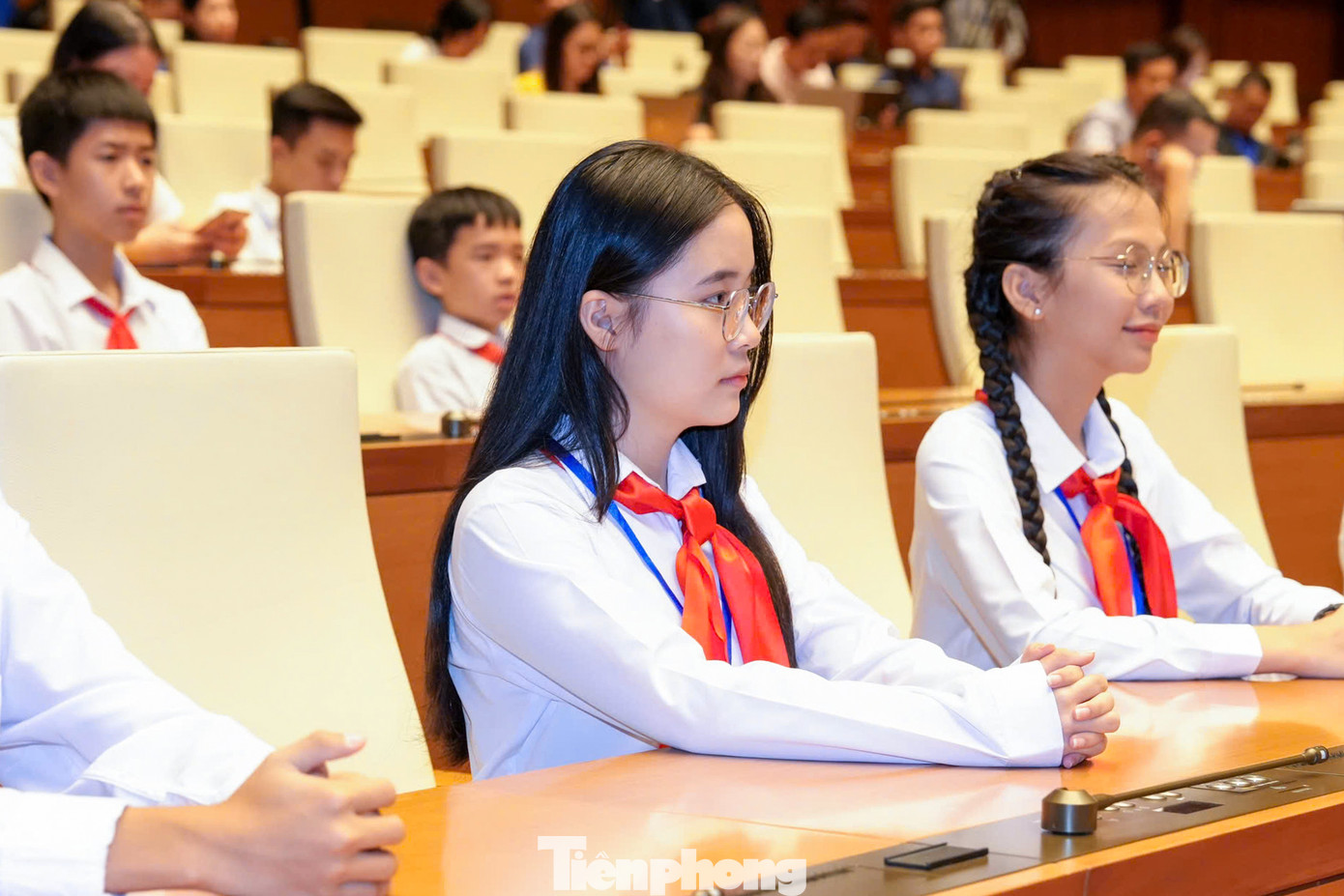 Trở lại với Quốc hội trẻ em, Kim mong muốn cùng các đại biểu thảo luận, đưa ra những giải pháp thiết thực cho những vấn đề của trẻ em. Trở lại với Quốc hội trẻ em, Kim mong muốn cùng các đại biểu thảo luận, đưa ra những giải pháp thiết thực cho những vấn đề của trẻ em.