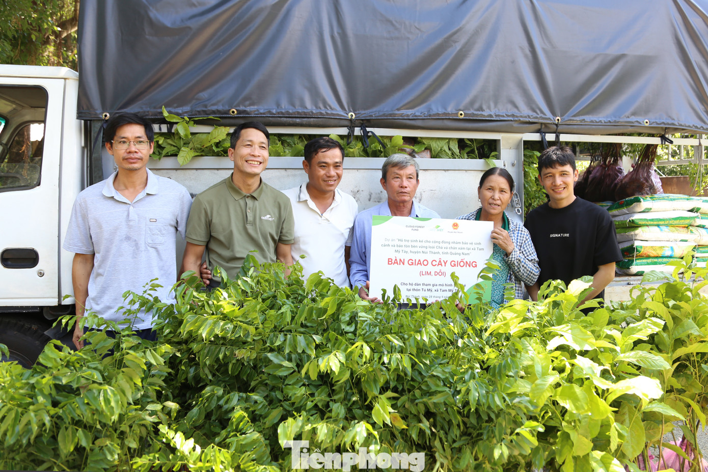 Dự án hỗ trợ gần 1 tỷ đồng để chuyển đổi sinh kế bền vững cho cộng đồng người dân xã Tam Mỹ Tây nhằm bảo vệ sinh cảnh và bảo tồn loài voọc Chà vá chân xám Dự án hỗ trợ gần 1 tỷ đồng để chuyển đổi sinh kế bền vững cho cộng đồng người dân xã Tam Mỹ Tây nhằm bảo vệ sinh cảnh và bảo tồn loài voọc Chà vá chân xám