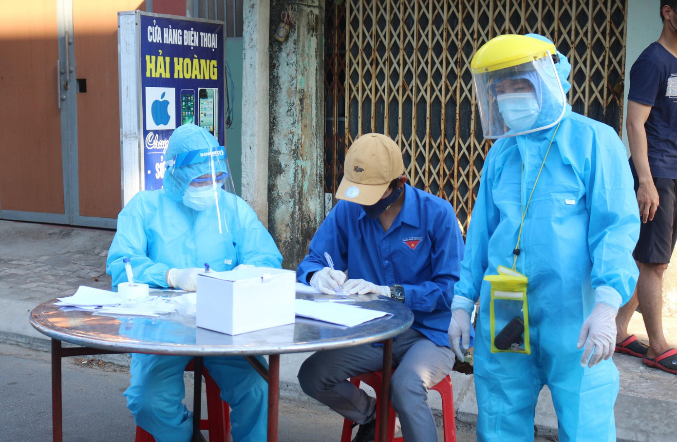 Trong đợt dịch lần này, trên địa bàn Đà Nẵng có hàng chục khu vực bị phong tỏa, hạn chế ra vào, cách ly y tế để phòng chống dịch. Lực lượng ĐVTN trên địa bàn đã ra quân hỗ trợ các chốt phong tỏa, cách ly y tế với sự tham gia của hàng ngàn lượt đoàn viên thanh niên.