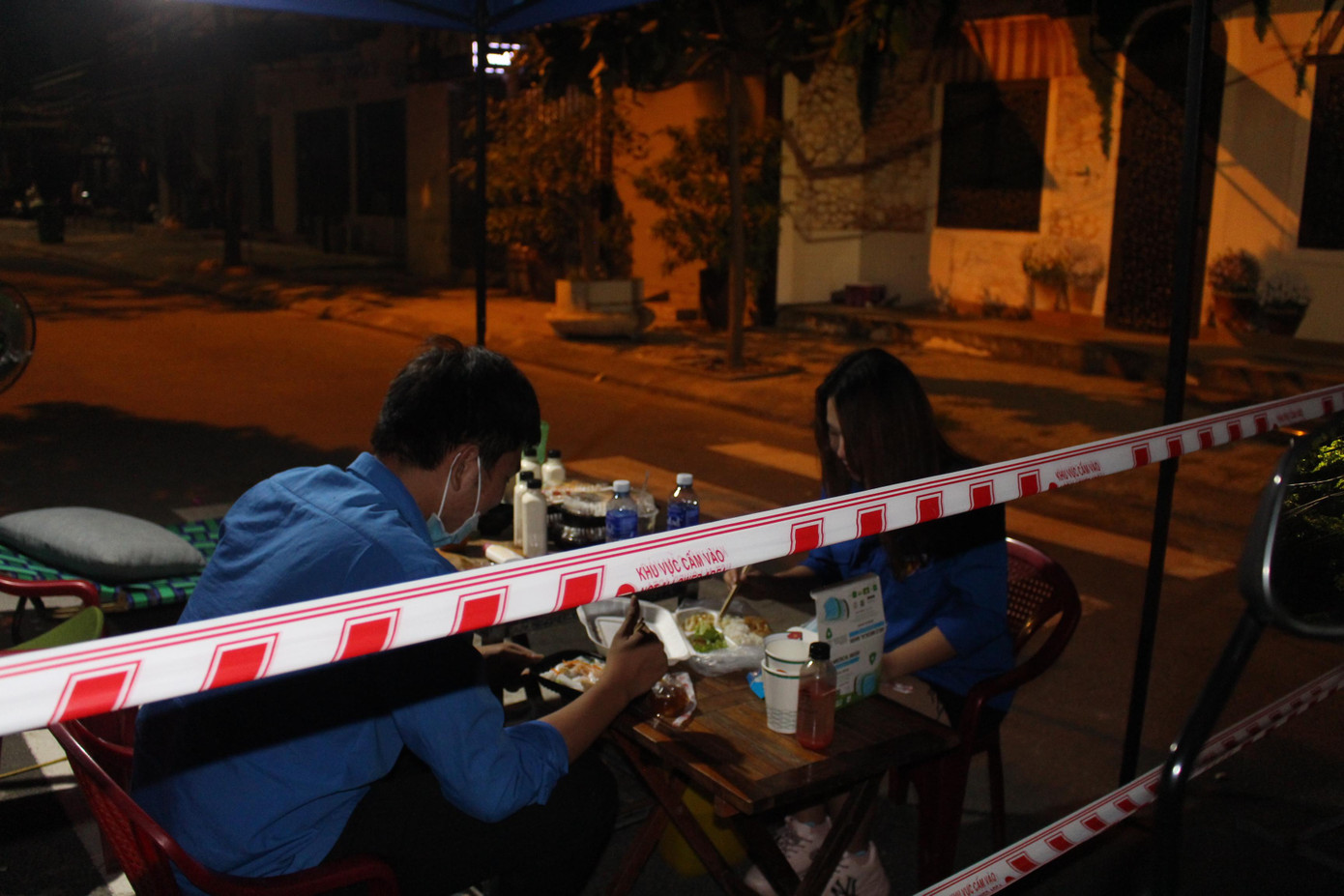 Đang làm học sinh lớp 12, chuẩn bị thi THPT Quốc gia, tuy nhiên, Dũng vẫn thuyết phục gia đình cho phép tình nguyện ở chốt. &quot;Em đã từng tham gia hỗ trợ các đợt dịch trước nên có kinh nghiệm, vì vậy, em tình nguyện tham gia. Hiện, học sinh 12 đã được nghỉ học ở nhà để phòng chống dịch nên em hoàn toàn chủ động thời gian để bố trí giữa việc học và việc tình nguyện&quot;, Dũng nói.