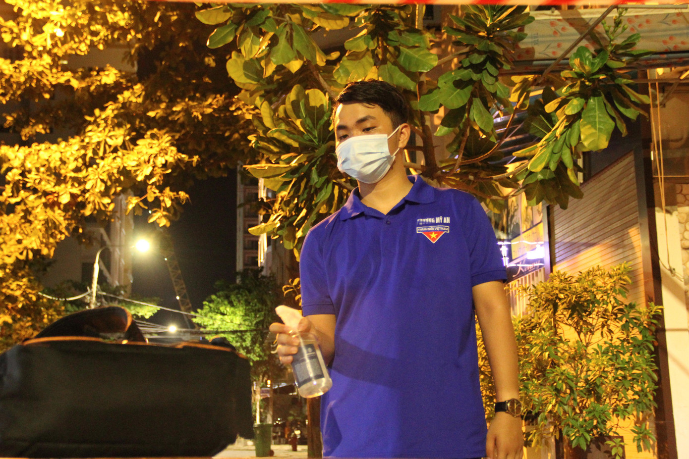 Tại các chốt này, có 3 ca trực: từ 6h sáng đến 14h chiều, từ 14h chiều đến 22h đêm và từ 22h đêm đến sáng hôm sau. Các tình nguyện viên ở chốt đều đã tham gia hỗ trợ chống dịch từ các đợt dịch trước, từ hỗ trợ các chốt ra vào thành phố đến hỗ trợ khu cách ly, phong tỏa....