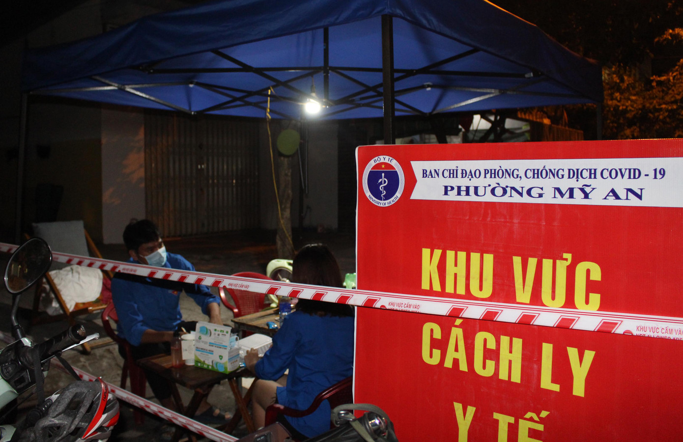 Cứ đều đặn 22h mỗi ngày, Trần Viết Dũng (SN 2003, học sinh trường PT Hermann Gmeiner Đà Nẵng) lại bắt đầu ca trực ở chốt cách ly y tế tại khu vực An Thượng 32 (phường Mỹ An, quận Ngũ Hành Sơn). Cũng như các bạn ĐVTN khác trên địa bàn, Dũng đăng kí tham gia hỗ trợ các chốt dịch khi có lời kêu gọi của Đoàn phường. Ảnh: Giang Thanh